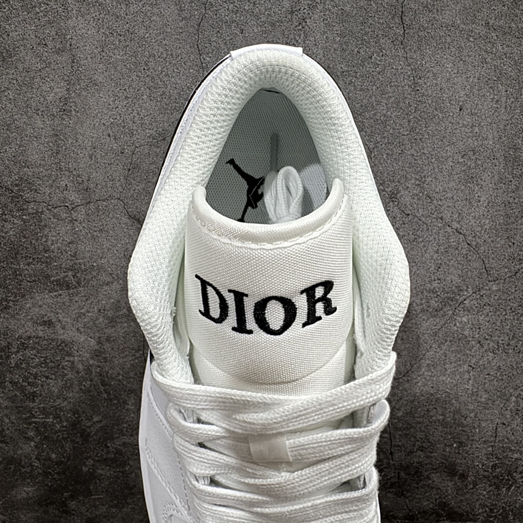 图片[8]-【定制版】Dior x Air Jordan 1 Low 迪奥 x AJ1 低帮 联名白黑色 AJ1 乔丹1代 aj1 乔1 低邦 联名白黑色 乔丹篮球鞋系列 鞋身以白色皮革作为主色调，搭配白色皮革框架覆盖层，使鞋款十分百搭，鞋舌绣标上以黑色Dior字样呈现，鞋身两侧Swoosh Logo采用黑色点缀，鞋舌是网眼布材料，增强了透气性，整体十分百搭。后跟Wings Logo以黑色压印妆点，鞋头处侧边Nike Swoosh Logo采用黑色点缀，后跟印有黑色Dior字样，彰显联名身份。最后以白色中底搭配同色橡胶外底完善整体设计收尾。 货号：LJ6688-010 尺码：36 36.5 37.5 38 38.5 39 40 40.5 41 42 42.5 43 44 44.5 45 编码：HXS260280-鞋库