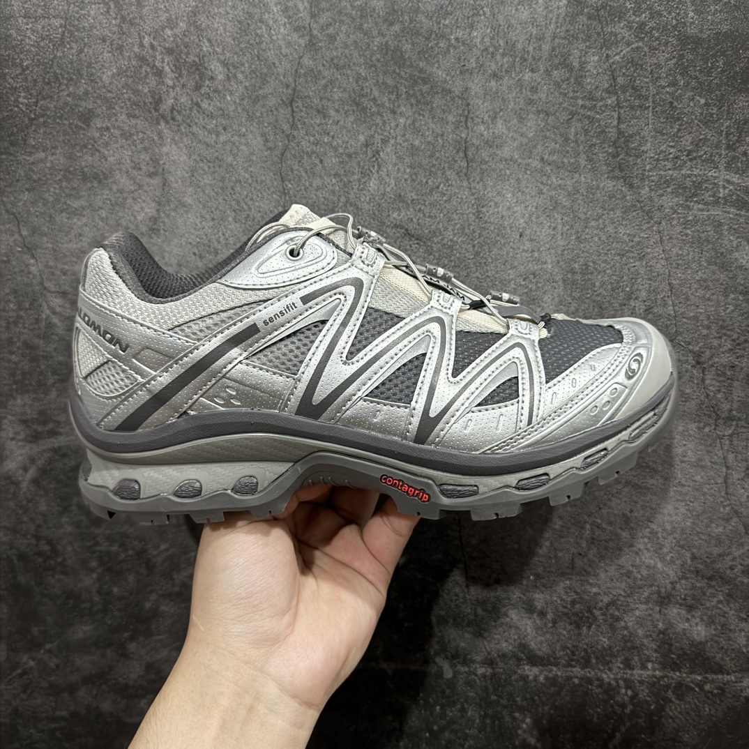 【巅峰升级版】Salomon XT-QUEST ADV萨洛蒙情侣款户外机能鞋 灰银色 474193n全新工厂出品 升级品质n全鞋改进为原厂一致材料打造n全新修长鞋型 版型正全新玻璃冲刀 清洁度提升中底带数字钢印n网面与鞋头材料校对一致无色差n鞋盒同步原版牛皮纸鞋盒n鞋头处添加☯️太极标 细节多次修改校正坚持同步原版无差别 终端优势供应nSIZE：36 36.5 37.5 38 38.5 39 40 40.5 41 42 42.5 43 44 44.5 45 编码：J310330-鞋库