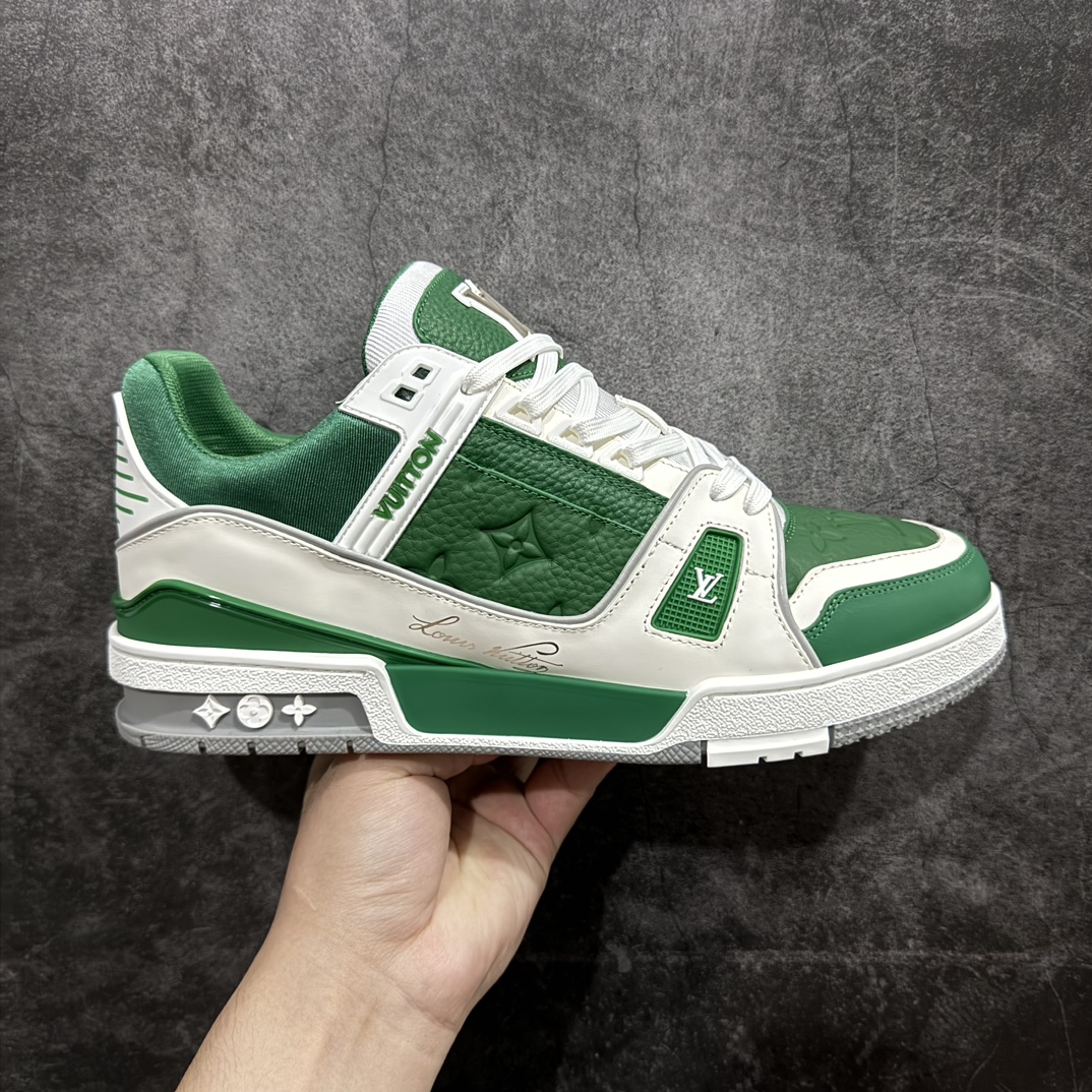 【广东原装版本】Louis Vuitton Trainer Sneaker Low运动板鞋全新色系大厂出品 广东原产n厚实抽屉礼品鞋盒及包装说明书防尘布袋物件n采用荔枝纹头层皮组合粒面头层皮鞋面材质n嵌入超软脚感EVA物料鞋垫n后跟耐弯折滴塑支撑片 外置TPR光泽组合隔色鞋底❗ 尺码： 38 39 40 41 42 43 44 45  编码：TL500520-鞋库