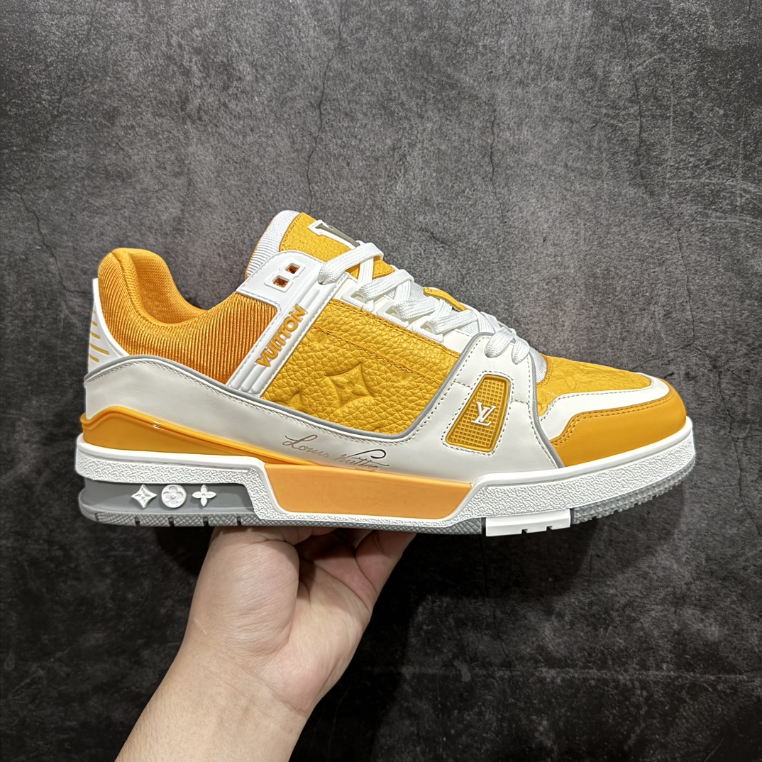 【广东原装版本】Louis Vuitton Trainer Sneaker Low运动板鞋全新色系大厂出品 广东原产n厚实抽屉礼品鞋盒及包装说明书防尘布袋物件n采用荔枝纹头层皮组合粒面头层皮鞋面材质n嵌入超软脚感EVA物料鞋垫n后跟耐弯折滴塑支撑片 外置TPR光泽组合隔色鞋底❗ 尺码： 38 39 40 41 42 43 44 45  编码：TL500520-鞋库