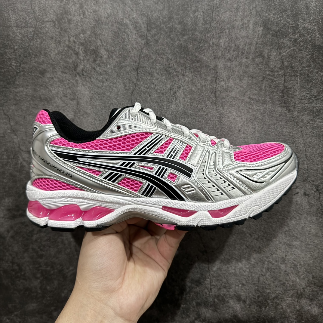 【总裁版】 ASICS GEL-KAYANO 14 亚瑟士系列轻量缓震休闲运动跑步鞋nn市场天花板品质鞋型细节秒杀市场流通版本n知名大厂出品 原版开发 细节完美把控n独家私模五层组合大底原厂定制缓震硅胶加持 原盒原配 官方四联吊牌n一比一同步原鞋工艺和用料n后跟一样采用了GEL缓震胶整体系列设计非常的科技感！n锻炼跑步的同时让你一样时尚百搭！n设计师 Hidenori Yamashita 以「Flash」一词为灵感，创造出未来感金属色鞋面，改造升级内在性能，由内而外全面革新，为 GEL-KAYANO 家族传承及经典跑鞋文化的延续，创下里程碑式作品。ASICS GEL – KAYANO 14 跑鞋重新诠释了复古的跑步形状，并以其 2000 年代后期的美学理念重新铺装，银色与蓝色的鞋面极为高档.网面铺陈与鞋面、鞋头多处细节位增添了透气性。ASICS GEL – KAYANO 14的鞋后跟部中底上以及多密度耐磨鞋底增加了 GEL 缓震胶，提供高抗冲击性、缓冲性、可保护脚部免受地面冲击的影响，穿着舒适性十足「入手同款」 尺码：36 37 37.5 38 39 39.5 40.5 41.5 42 42.5 43.5 44 45 46 编码：NM310330-鞋库