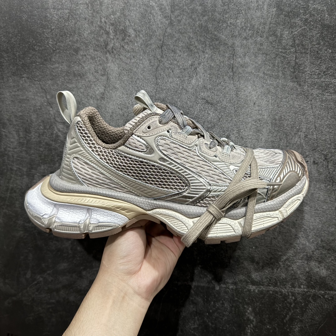 【OK纯原】BALENCIAGA 3XL Sneakers 巴黎世家十代网布系带低帮走秀复古老爹鞋全套原纸板楦头开发 最原汁原味的灵魂版型 全鞋荧光划线卡点 胶水把控整洁度追求极致完美 每一双都是工艺品 多重QC质检 超越公司货的品控标准 实实在在的免检产品 原盒原配 正确字体电绣 粗细、位置、大小正确 侧边TPU 透气孔匹配意产原版 正确分离大底 TPU软底 原版一致大底LOGO 立体感十足 原厂皮料水洗做旧 采购原厂网纱 不含皮革 网布材料和聚氨酯 磨损效果 鞋头边缘和后帮 Balenciaga 徽标 鞋面和后跟凸印尺码 鞋舌 3XL 橡胶品牌标识和反光细节 鞋帮拉袢和鞋舌拉祥 配反光细节 备用鞋带在鞋履前侧 可在穿着前取下 便于不同造型搭配 正常尺码  尺码：35 36 37 38 39 40 41 42 43 44 45 46 编码：DF400430-鞋库