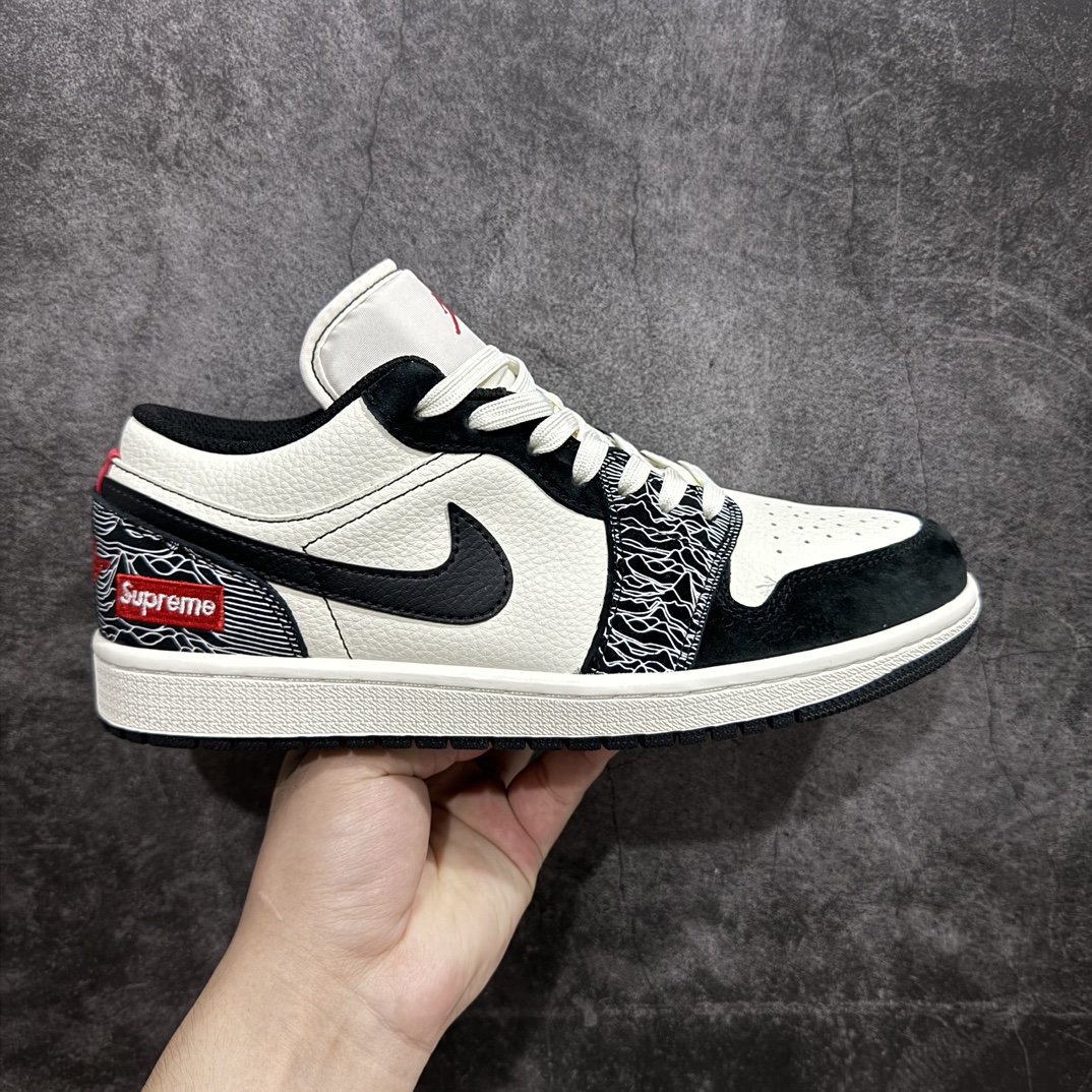 【定制版】Air Jordan 1 Low AJ1 乔1 Supreme联名-黑白浮雕 高端定制 低帮复古篮球鞋 DC2024-032n#定制鞋盒 大厂纯原品质出货 超高清洁度 皮料切割干净无任何毛边 细节完美  尺码：36 36.5 37.5 38 38.5 39 40 40.5 41 42 42.5 43 44 44.5 45 编码：HXS320340-鞋库