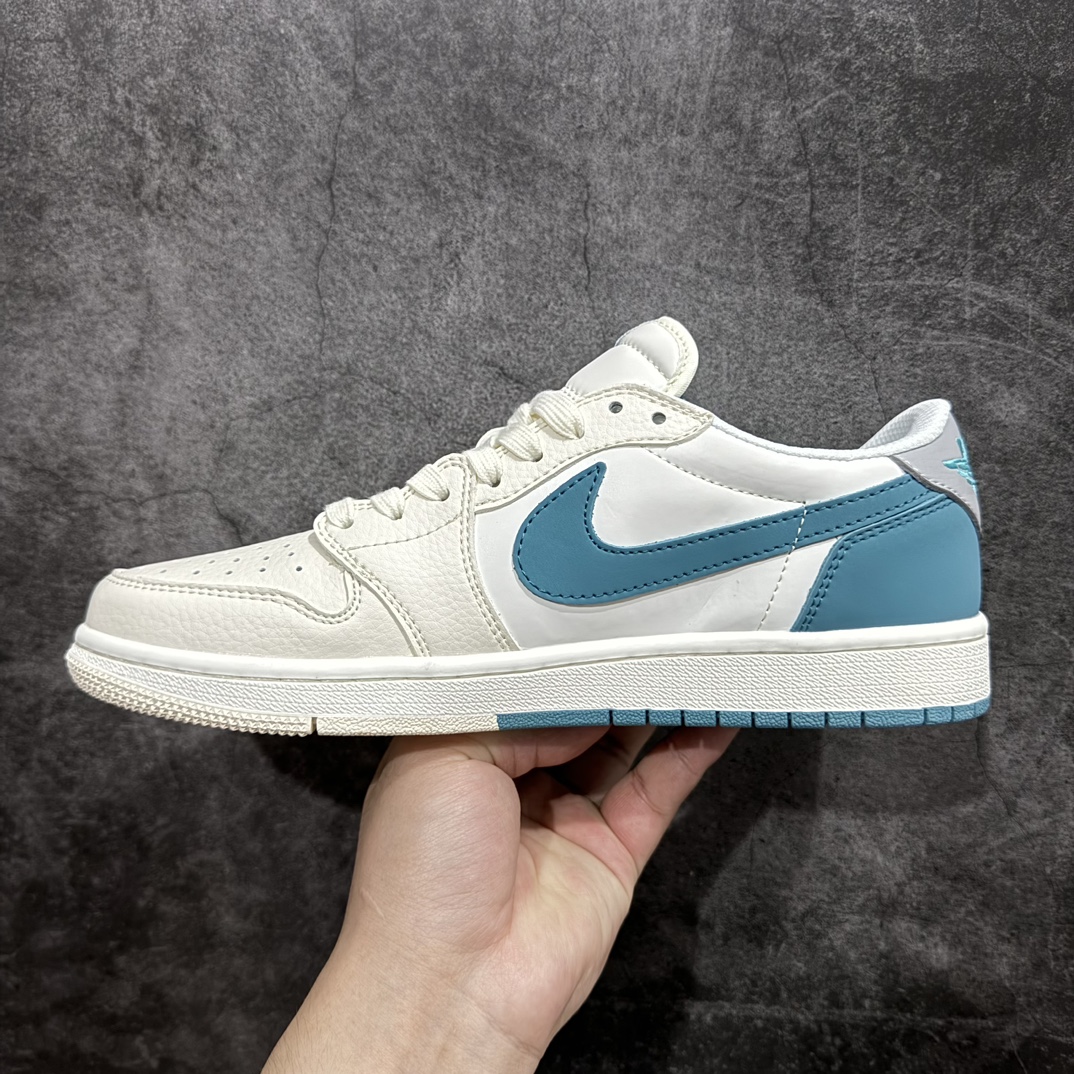 图片[2]-【定制版】Travis Scott x Fragment Design x Air Jordan 1 Low OG SP AJ1 乔1 古驰联名-白青玉 低帮文化休闲板鞋rn多方联名合作融合了Travis Scott 独特的音乐风格，藤原浩个性的设计风格以及Jordan品牌的经典元素 使其成为一双具有独特身份和价值的鞋子 清新而立体的外观加上联名标识更突出了其独特身份 这种配色方案显示出活力和时尚感 在视觉上引人注目  鞋身的质感和细腻的细节处理使其显得高端而格调十足  这款“倒钩”联名是设计与创意完美结合  融合多方的个性风格是一款备受瞩目的潮流鞋款r 货号： LJ5188-022 尺码：36 36.5 37.5 38 38.5 39 40 40.5 41 42 42.5 43 44 44.5 45  编码：HXS320340-鞋库