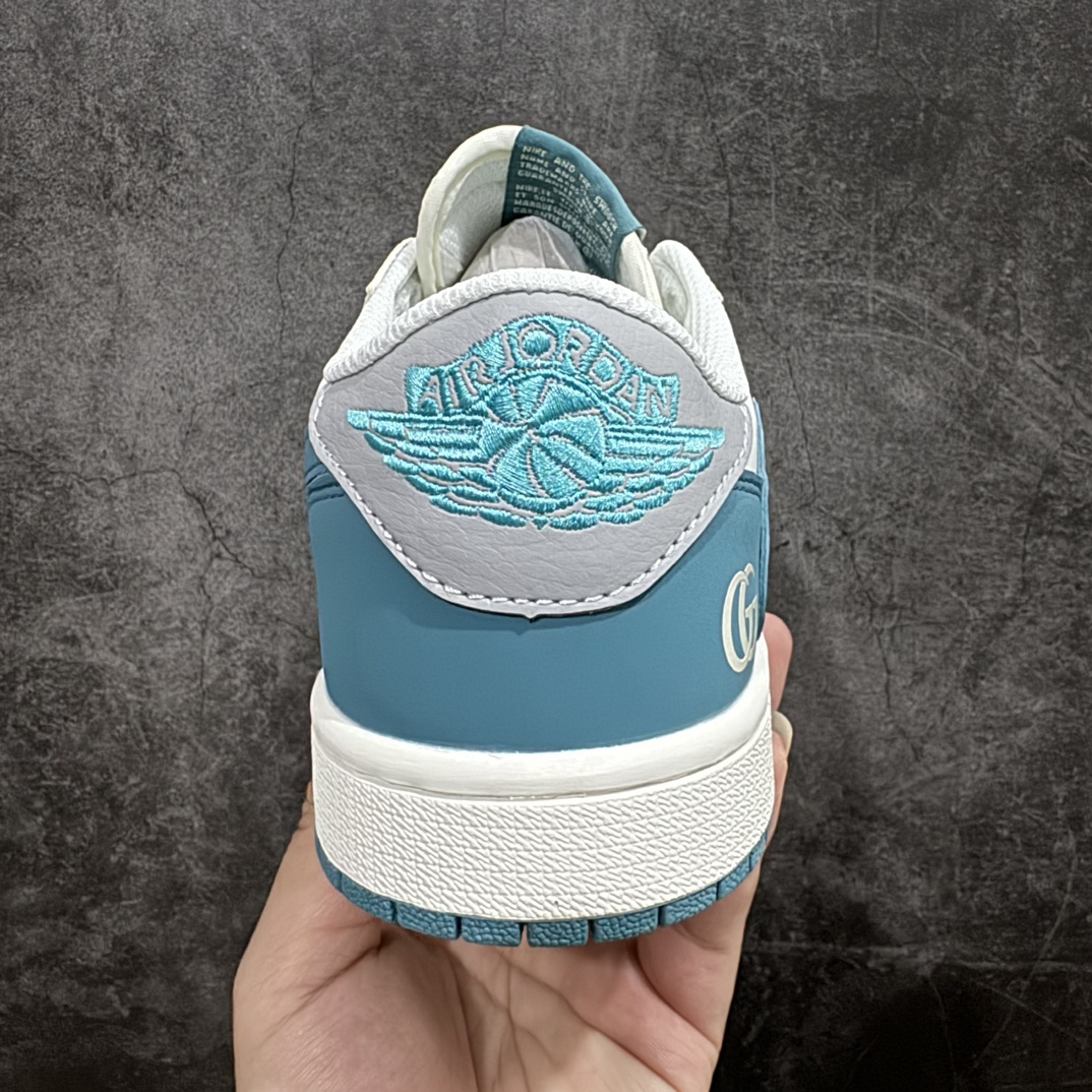 图片[4]-【定制版】Travis Scott x Fragment Design x Air Jordan 1 Low OG SP AJ1 乔1 古驰联名-白青玉 低帮文化休闲板鞋rn多方联名合作融合了Travis Scott 独特的音乐风格，藤原浩个性的设计风格以及Jordan品牌的经典元素 使其成为一双具有独特身份和价值的鞋子 清新而立体的外观加上联名标识更突出了其独特身份 这种配色方案显示出活力和时尚感 在视觉上引人注目  鞋身的质感和细腻的细节处理使其显得高端而格调十足  这款“倒钩”联名是设计与创意完美结合  融合多方的个性风格是一款备受瞩目的潮流鞋款r 货号： LJ5188-022 尺码：36 36.5 37.5 38 38.5 39 40 40.5 41 42 42.5 43 44 44.5 45  编码：HXS320340-鞋库