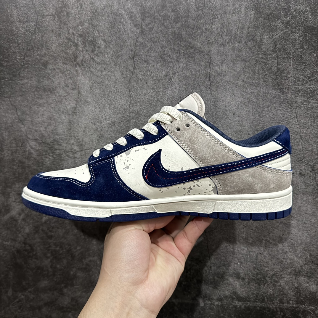 图片[2]-【定制版】Nk SB Dunk Low UN联名-泼墨藏蓝勾 周年高端定制 低帮休闲板鞋 DJ2024-041n#定制鞋盒 大厂纯原品质出货 超高清洁度 皮料切割干净无任何毛边 细节完美 尺码：36 36.5 37.5 38 38.5 39 40 40.5 41 42 42.5 43 44 44.5 45 编码：HXS340360-鞋库