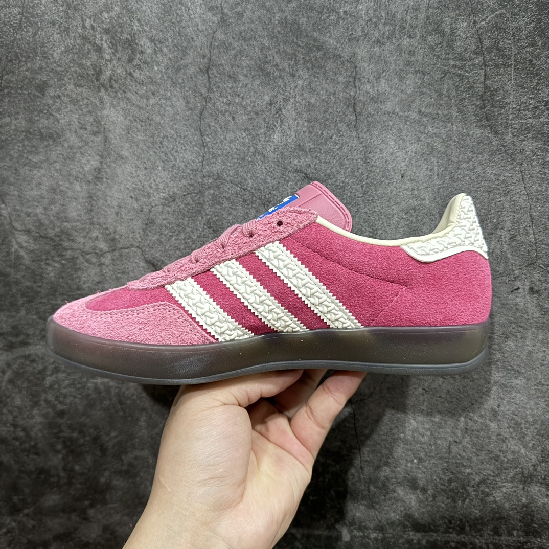 图片[2]-【纯原LW版】Adidas Originals Gazelle Indoor  防滑低帮T头德训鞋 GZ复古系列 白粉红 草莓熊 IF1809n纯原大厂LW工厂出货💪🏻n正确猪八材料 毛绒感质感都特别强 非普通版本n市场顶级版本完美还原zp细节，注意区别市场任何版本，完全不是一路货色‼️n全鞋原材料打造，无任何色差，正确鞋型，后跟港宝材料定型，正确微透生胶大底，反口内里头层细腻小牛皮，纸板中底 鞋垫背胶，侧面正确烫金压印字母，所有细节完美还原‼️ 尺码：35.5 36 36.5 37 38 38.5 39 40 40.5 41 42 42.5 43 44 44.5 45  编码：X10230250-鞋库