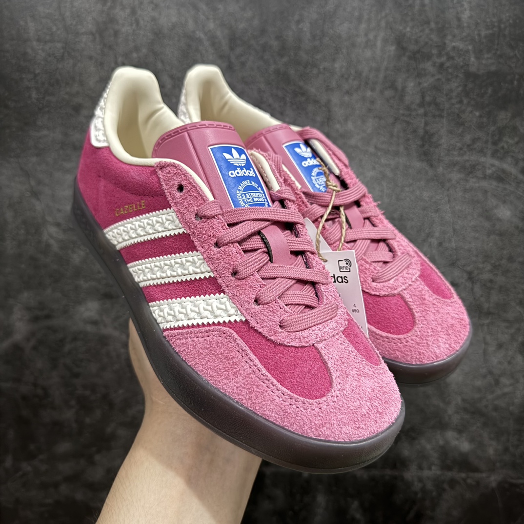 【纯原LW版】Adidas Originals Gazelle Indoor  防滑低帮T头德训鞋 GZ复古系列 白粉红 草莓熊 IF1809n纯原大厂LW工厂出货💪🏻n正确猪八材料 毛绒感质感都特别强 非普通版本n市场顶级版本完美还原zp细节，注意区别市场任何版本，完全不是一路货色‼️n全鞋原材料打造，无任何色差，正确鞋型，后跟港宝材料定型，正确微透生胶大底，反口内里头层细腻小牛皮，纸板中底 鞋垫背胶，侧面正确烫金压印字母，所有细节完美还原‼️ 尺码：35.5 36 36.5 37 38 38.5 39 40 40.5 41 42 42.5 43 44 44.5 45  编码：X10230250-鞋库