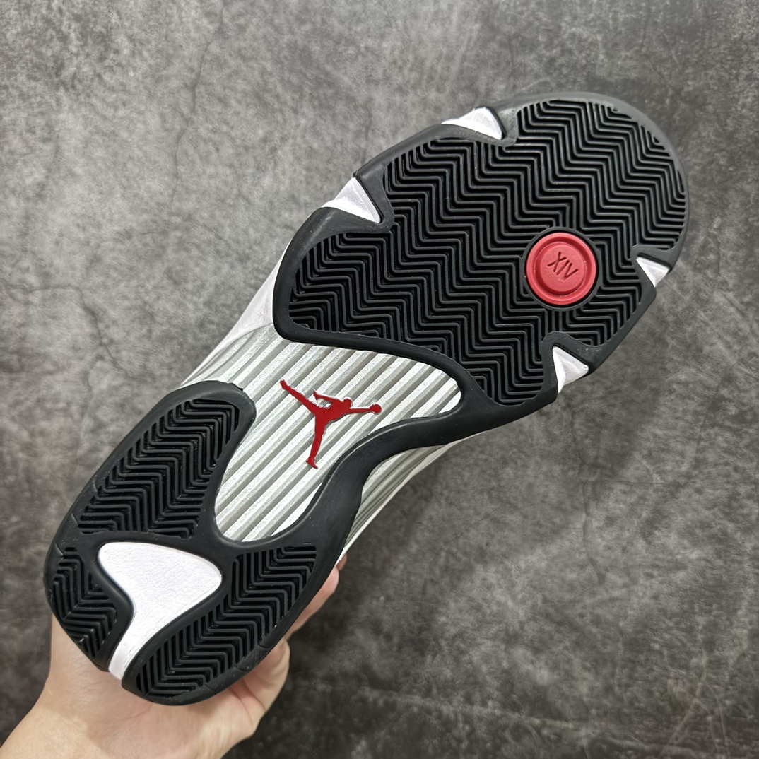 图片[9]-【莞产纯原】Air Jordan AJ14 “Black Toe” 2024版本 黑白熊猫！nn外贸特供批次 原楦原档案数据开模打造 原厂中底拉帮钢印 原盒原配 以法拉利 550 Maranello 为设计灵感 类似跑车的全新流线鞋型 鞋头的麂皮与鞋身的荔枝皮相结合 最具代表性的黑红配色 中底内侧开创性的透气孔设计 看起来与跑车的进气口如出一辙 盾牌造型更能让人们直接想到法拉利的 LogoSIZE：40.5 41 42 42.5 43 44 44.5 45 46 47.5 货号：487471-160 编码：ZGM480520-鞋库