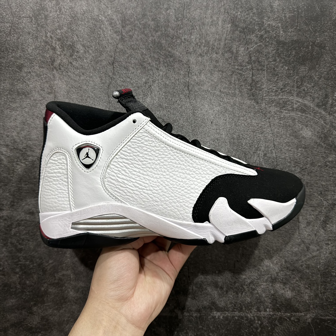 【莞产纯原】Air Jordan AJ14 “Black Toe” 2024版本 黑白熊猫！nn外贸特供批次 原楦原档案数据开模打造 原厂中底拉帮钢印 原盒原配 以法拉利 550 Maranello 为设计灵感 类似跑车的全新流线鞋型 鞋头的麂皮与鞋身的荔枝皮相结合 最具代表性的黑红配色 中底内侧开创性的透气孔设计 看起来与跑车的进气口如出一辙 盾牌造型更能让人们直接想到法拉利的 LogoSIZE：40.5 41 42 42.5 43 44 44.5 45 46 47.5 货号：487471-160 编码：ZGM480520-鞋库