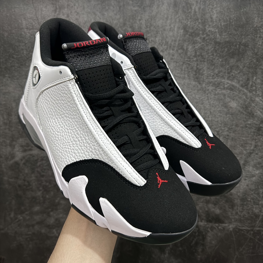 【莞产纯原】Air Jordan AJ14 “Black Toe” 2024版本 黑白熊猫！nn外贸特供批次 原楦原档案数据开模打造 原厂中底拉帮钢印 原盒原配 以法拉利 550 Maranello 为设计灵感 类似跑车的全新流线鞋型 鞋头的麂皮与鞋身的荔枝皮相结合 最具代表性的黑红配色 中底内侧开创性的透气孔设计 看起来与跑车的进气口如出一辙 盾牌造型更能让人们直接想到法拉利的 LogoSIZE：40.5 41 42 42.5 43 44 44.5 45 46 47.5 货号：487471-160 编码：ZGM480520-鞋库