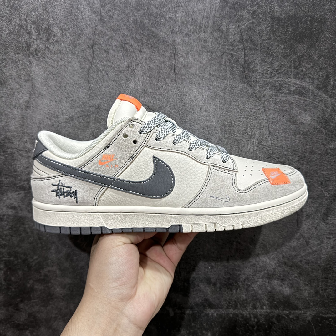 【定制版】Stussy x Nike Dunk Low 贴布n此款主张打破传统的工业化流水线设计限制，以Made by ideas的超级创意为理念，集结众多潮流设计师，结合时下最ing潮流风尚，为潮流爱好者打造彰品自我的专属潮品。同时尊重每个年轻人对于潮流的理解与选择，主张“让每个年轻人塑造自己的潮流”。 货号：MM1089-024 Size：36 36.5 37.5 38 38.5 39 40 40.5 41 42 42.5 43 44 44.5 45 编码：HXS320340-鞋库