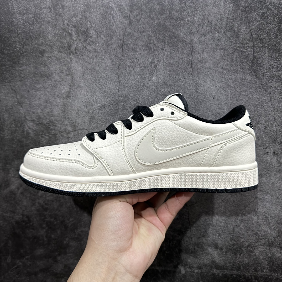 图片[2]-【定制版】Fragment x Travis Scott x DiornAir Jordan 1 Low 三方联名倒钩性价比原盒出货 全新的三方联名低帮倒钩鞋面延续了黑脚趾设计，整双鞋以全荔枝皮打造，腰身搭配白色「倒勾」，再点缀上Travis Scott 标志性的Logo，后跟处以藤原浩最拿手的蓝色为主色调，完善极具Fragment Design的白蓝黑设计风格，左右脚分别以Travis Scott鬼脸和乔丹飞翼加以修饰，彰显出三方联名的奢华格调。 官方货号：LJ5188 025 Size：36 36.5 37.5 38 38.5 39 40 40.5 41 42 42.5 43 44 44.5 45 编码：HXS320340-鞋库