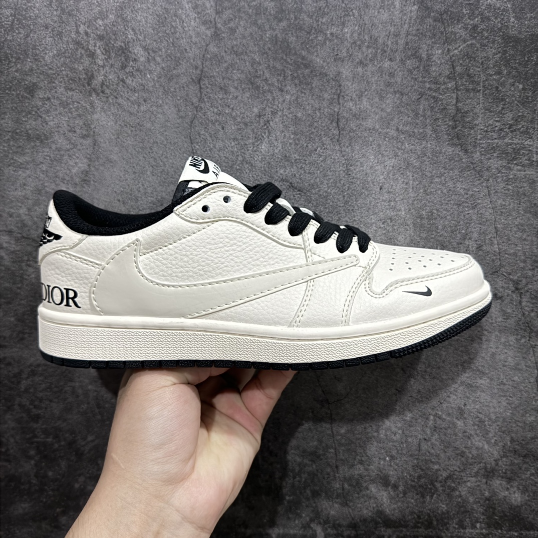 【定制版】Fragment x Travis Scott x DiornAir Jordan 1 Low 三方联名倒钩性价比原盒出货 全新的三方联名低帮倒钩鞋面延续了黑脚趾设计，整双鞋以全荔枝皮打造，腰身搭配白色「倒勾」，再点缀上Travis Scott 标志性的Logo，后跟处以藤原浩最拿手的蓝色为主色调，完善极具Fragment Design的白蓝黑设计风格，左右脚分别以Travis Scott鬼脸和乔丹飞翼加以修饰，彰显出三方联名的奢华格调。 官方货号：LJ5188 025 Size：36 36.5 37.5 38 38.5 39 40 40.5 41 42 42.5 43 44 44.5 45 编码：HXS320340-鞋库