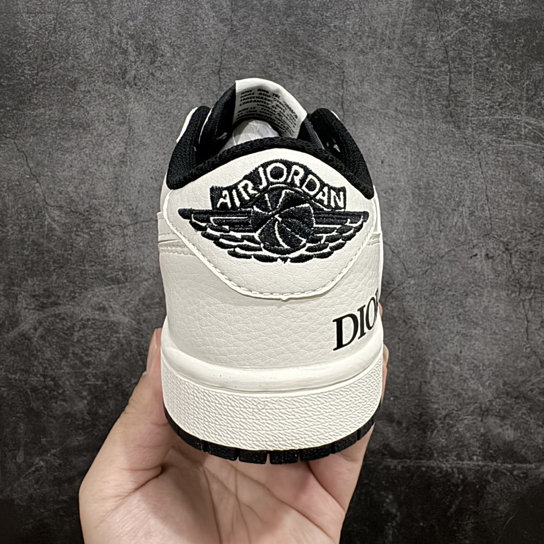 图片[4]-【定制版】Fragment x Travis Scott x DiornAir Jordan 1 Low 三方联名倒钩性价比原盒出货 全新的三方联名低帮倒钩鞋面延续了黑脚趾设计，整双鞋以全荔枝皮打造，腰身搭配白色「倒勾」，再点缀上Travis Scott 标志性的Logo，后跟处以藤原浩最拿手的蓝色为主色调，完善极具Fragment Design的白蓝黑设计风格，左右脚分别以Travis Scott鬼脸和乔丹飞翼加以修饰，彰显出三方联名的奢华格调。 官方货号：LJ5188 025 Size：36 36.5 37.5 38 38.5 39 40 40.5 41 42 42.5 43 44 44.5 45 编码：HXS320340-鞋库