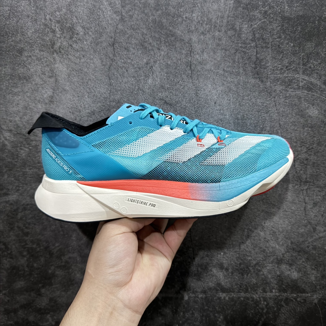 【公司级】adidas Adizero Adios Pro 3 舒适百搭减震防滑耐磨 低帮 碳板 马拉松跑步鞋 波士顿3代夏季透气网眼竞速跑鞋 ID8473nnn延续爪型玻璃纤维推进系统 进化为全掌式的ENERGY RODS 2.0 从脚跟到脚趾的一体成形设计 强化整体推进力 提升速度表现 升级透气鞋面更具支撑性 利用ENGINEERED MESH技术进行不同密度织纹 强化支撑性 更使用50%以上的回收材料製成 减低塑料浪费 此外变薄的鞋舌为前掌提供更多空间 提供跑者更好的穿着感受 马牌轮胎大底耐磨性佳 大底全掌采用耐磨的Continental马牌轮胎大底 在各种环境下保有良好抓地力SIZE：36-45 编码：YX240250-鞋库