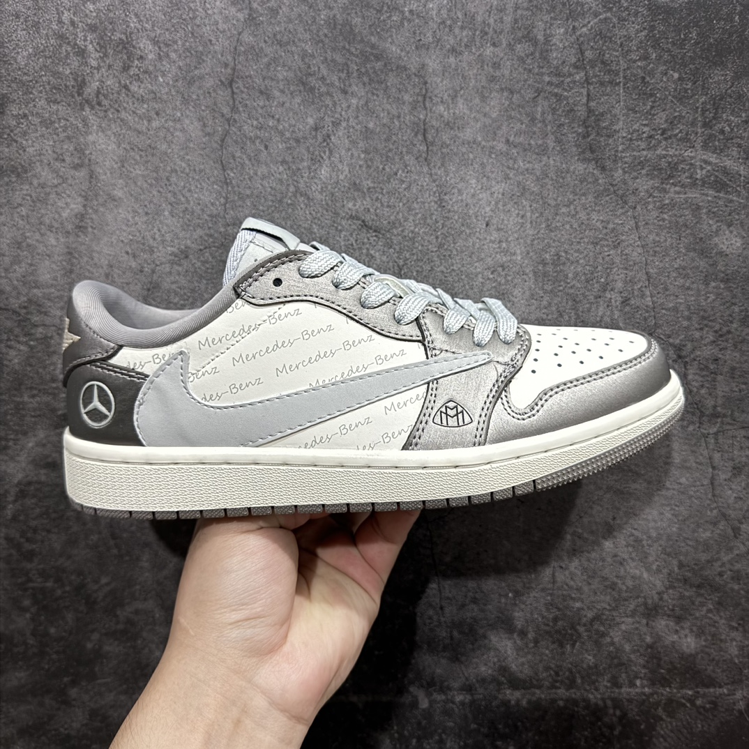 【定制版】Travis Scott x Fragment Design x Air Jordan 1 Low OG SP AJ1 乔1 迈巴赫联名 低帮文化休闲板鞋 #多方联名合作融合了Travis Scott 独特的音乐风格，藤原浩个性的设计风格以及Jordan品牌的经典元素 使其成为一双具有独特身份和价值的鞋子 清新而立体的外观加上联名标识更突出了其独特身份 这种配色方案显示出活力和时尚感 在视觉上引人注目 鞋身的质感和细腻的细节处理使其显得高端而格调十足 这款“倒钩”联名是设计与创意完美结合 融合多方的个性风格是一款备受瞩目的潮流鞋款 货号：AG3702-802    尺码：36-45（半） 编码：HXS320340-鞋库