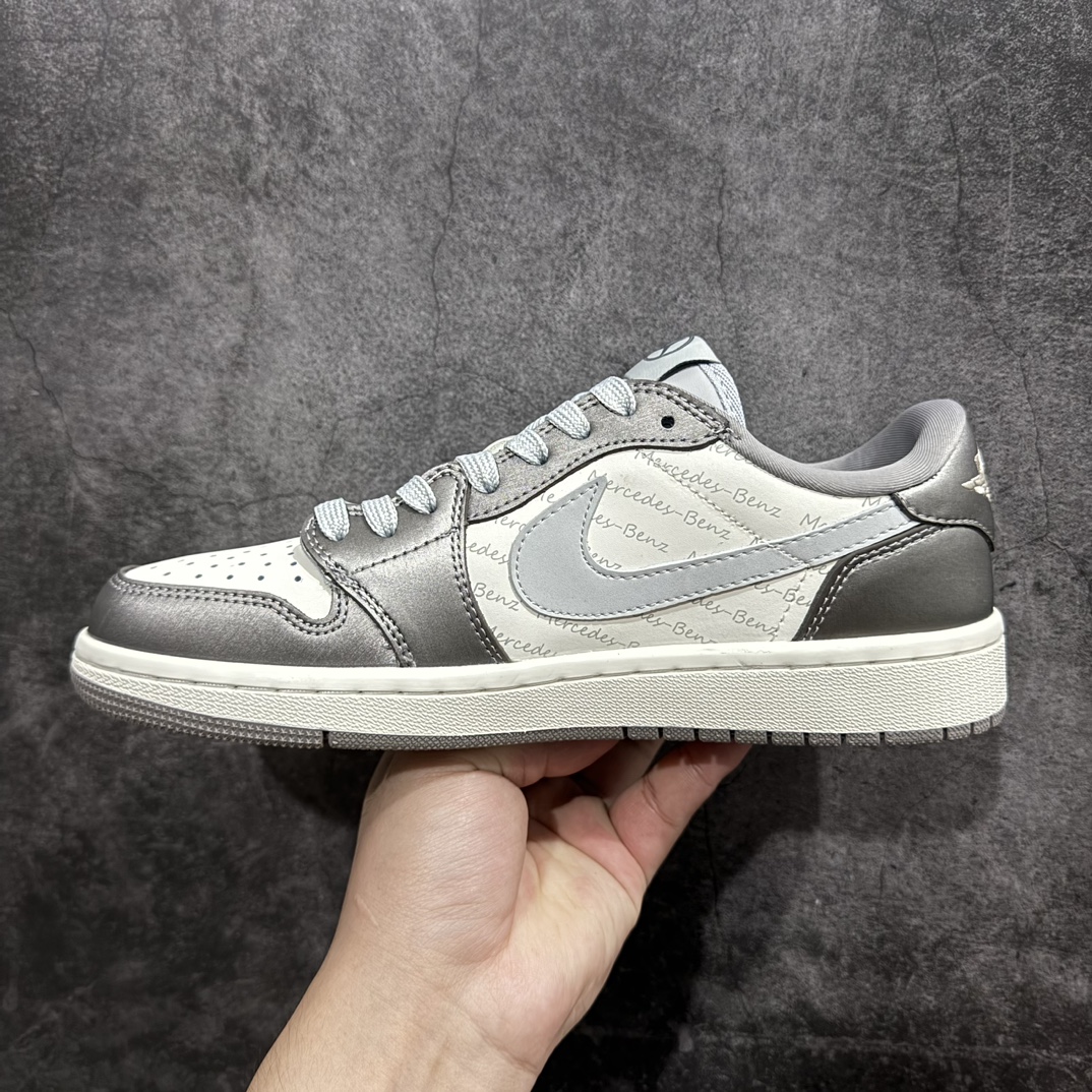 图片[2]-【定制版】Travis Scott x Fragment Design x Air Jordan 1 Low OG SP AJ1 乔1 迈巴赫联名 低帮文化休闲板鞋 #多方联名合作融合了Travis Scott 独特的音乐风格，藤原浩个性的设计风格以及Jordan品牌的经典元素 使其成为一双具有独特身份和价值的鞋子 清新而立体的外观加上联名标识更突出了其独特身份 这种配色方案显示出活力和时尚感 在视觉上引人注目 鞋身的质感和细腻的细节处理使其显得高端而格调十足 这款“倒钩”联名是设计与创意完美结合 融合多方的个性风格是一款备受瞩目的潮流鞋款 货号：AG3702-802    尺码：36-45（半） 编码：HXS320340-鞋库