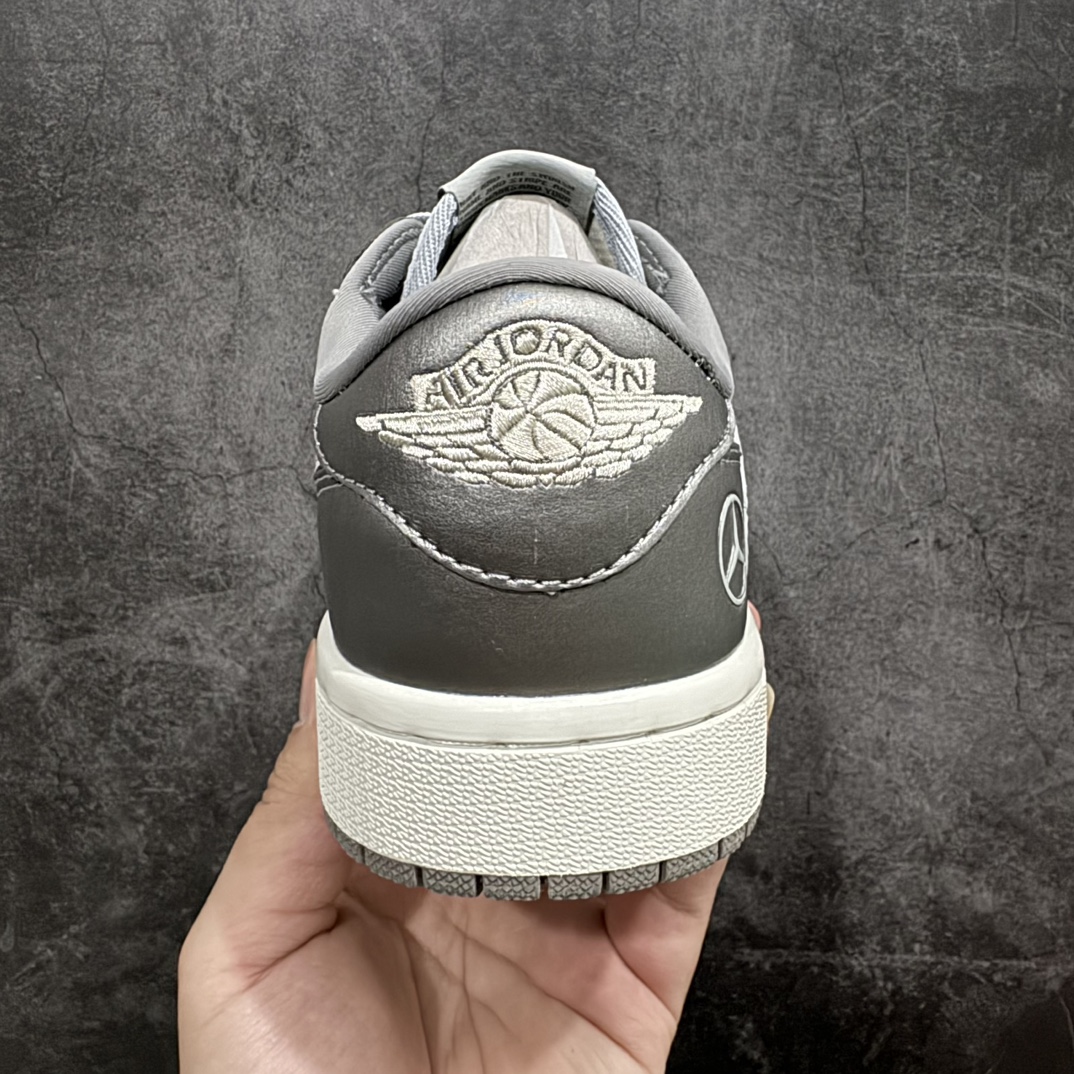 图片[4]-【定制版】Travis Scott x Fragment Design x Air Jordan 1 Low OG SP AJ1 乔1 迈巴赫联名 低帮文化休闲板鞋 #多方联名合作融合了Travis Scott 独特的音乐风格，藤原浩个性的设计风格以及Jordan品牌的经典元素 使其成为一双具有独特身份和价值的鞋子 清新而立体的外观加上联名标识更突出了其独特身份 这种配色方案显示出活力和时尚感 在视觉上引人注目 鞋身的质感和细腻的细节处理使其显得高端而格调十足 这款“倒钩”联名是设计与创意完美结合 融合多方的个性风格是一款备受瞩目的潮流鞋款 货号：AG3702-802    尺码：36-45（半） 编码：HXS320340-鞋库