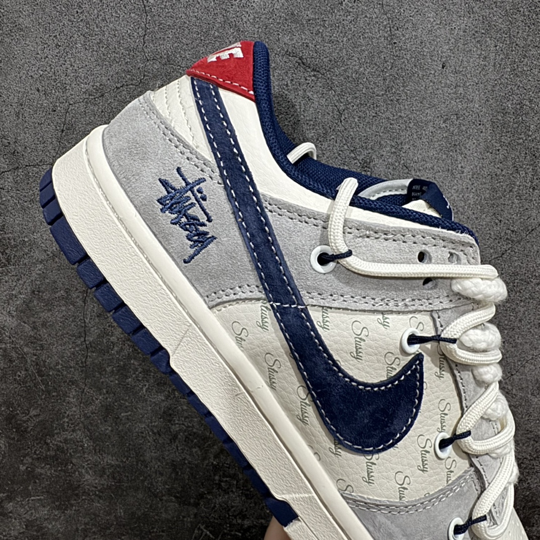 图片[7]-【定制版】Nike SB Dunk Low x Stussy 白蓝红绑带n纯原大厂出品 极力推荐n原装头层材料 独家版型蒸餾加工n帶來的是更好的视觉和脚感体验n大厂纯原品质出货 清洁度 电绣工艺皮料切割干净无任何毛边 细节完美 官方货号：SJ2068 308 尺码：36 36.5 37.5 38 38.5 39 40 40.5 41 42 42.5 43 44 44.5 45  编码：HXS340360-鞋库