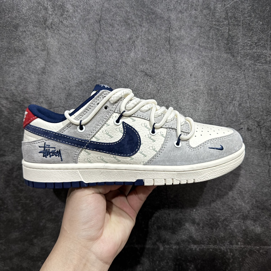 【定制版】Nike SB Dunk Low x Stussy 白蓝红绑带n纯原大厂出品 极力推荐n原装头层材料 独家版型蒸餾加工n帶來的是更好的视觉和脚感体验n大厂纯原品质出货 清洁度 电绣工艺皮料切割干净无任何毛边 细节完美 官方货号：SJ2068 308 尺码：36 36.5 37.5 38 38.5 39 40 40.5 41 42 42.5 43 44 44.5 45  编码：HXS340360-鞋库