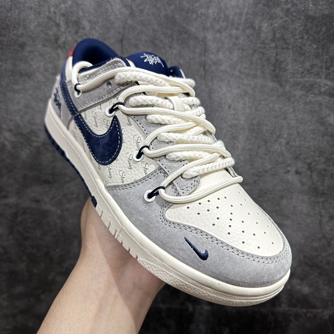 图片[3]-【定制版】Nike SB Dunk Low x Stussy 白蓝红绑带n纯原大厂出品 极力推荐n原装头层材料 独家版型蒸餾加工n帶來的是更好的视觉和脚感体验n大厂纯原品质出货 清洁度 电绣工艺皮料切割干净无任何毛边 细节完美 官方货号：SJ2068 308 尺码：36 36.5 37.5 38 38.5 39 40 40.5 41 42 42.5 43 44 44.5 45  编码：HXS340360-鞋库