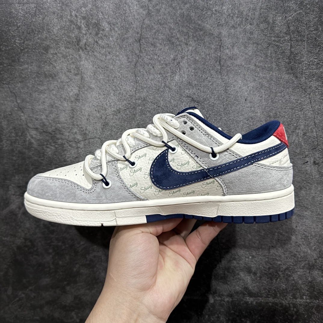 图片[2]-【定制版】Nike SB Dunk Low x Stussy 白蓝红绑带n纯原大厂出品 极力推荐n原装头层材料 独家版型蒸餾加工n帶來的是更好的视觉和脚感体验n大厂纯原品质出货 清洁度 电绣工艺皮料切割干净无任何毛边 细节完美 官方货号：SJ2068 308 尺码：36 36.5 37.5 38 38.5 39 40 40.5 41 42 42.5 43 44 44.5 45  编码：HXS340360-鞋库