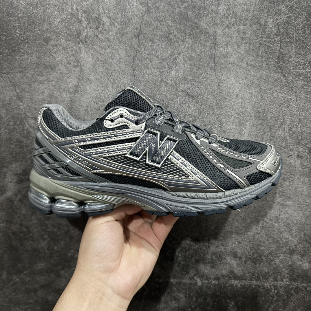 【GS纯原】New Balance1906R 复古休闲跑步鞋老爹鞋 银色 货号：M1906RESn大厂品质 正确组合底n鞋型没得挑 做的很好 细节各方面处理也挺到位n这是个好版本 价格良心不杀猪‼️n采用轻质牛剖革拼接透气网眼衬垫织物鞋面材质nT-Beam大底提供足步弓支撑，保持步态稳定n后跟搭载外露缓震胶 鞋身整体以各种深浅不一的灰色覆盖，鞋头以淡蓝色调装饰，网眼衬垫通过不规律的色块实现做旧的美感，泛黄的鞋底更是进一步增添了复古气息。 尺码：36 37 37.5 38 38.5 39.5 40 40.5 41.5 42 42.5 43 44 45 编码：NMGS260280-鞋库