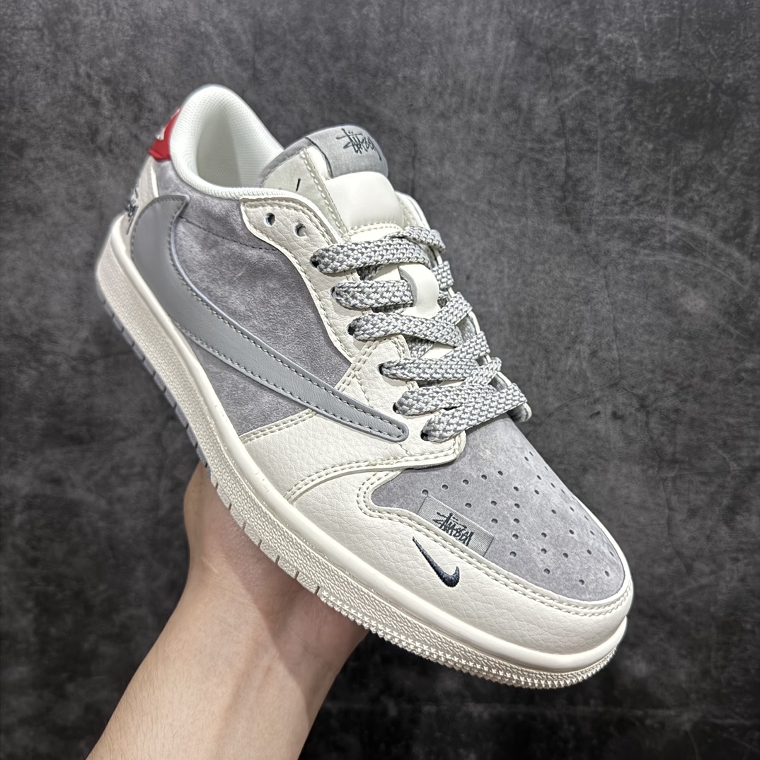 图片[3]-【定制版】Travis Scott x Fragment Design x Air Jordan 1 Low OG SP AJ1 乔1 斯图西联名-双拼红尾 低帮文化休闲板鞋 SJ2068-130rn#多方联名合作融合了Travis Scott 独特的音乐风格，藤原浩个性的设计风格以及Jordan品牌的经典元素 使其成为一双具有独特身份和价值的鞋子 清新而立体的外观加上联名标识更突出了其独特身份 这种配色方案显示出活力和时尚感 在视觉上引人注目  鞋身的质感和细腻的细节处理使其显得高端而格调十足  这款“倒钩”联名是设计与创意完美结合  融合多方的个性风格是一款备受瞩目的潮流鞋款r 尺码：36 36.5 37.5 38 38.5 39 40 40.5 41 42 42.5 43 44 44.5 45 编码：HXS320340-鞋库