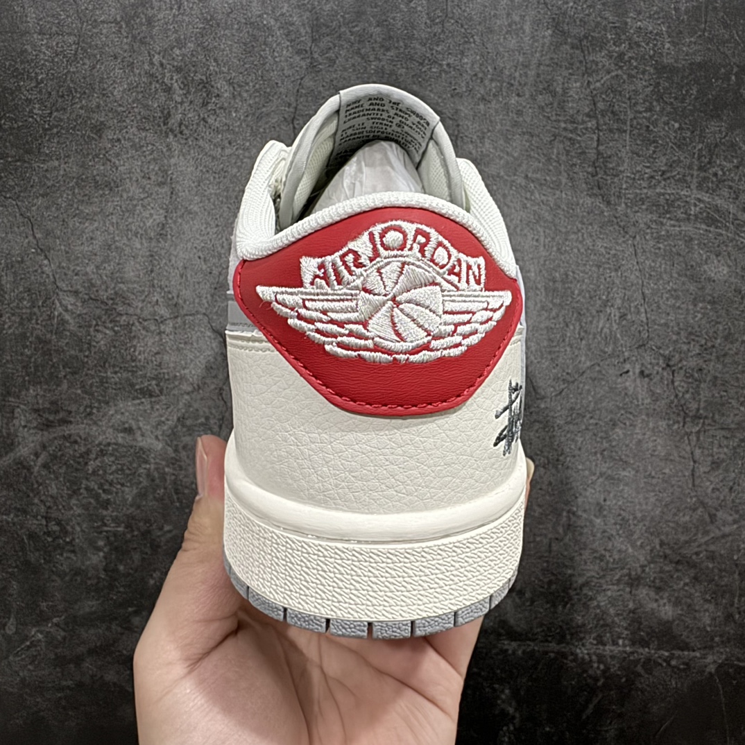 图片[4]-【定制版】Travis Scott x Fragment Design x Air Jordan 1 Low OG SP AJ1 乔1 斯图西联名-双拼红尾 低帮文化休闲板鞋 SJ2068-130rn#多方联名合作融合了Travis Scott 独特的音乐风格，藤原浩个性的设计风格以及Jordan品牌的经典元素 使其成为一双具有独特身份和价值的鞋子 清新而立体的外观加上联名标识更突出了其独特身份 这种配色方案显示出活力和时尚感 在视觉上引人注目  鞋身的质感和细腻的细节处理使其显得高端而格调十足  这款“倒钩”联名是设计与创意完美结合  融合多方的个性风格是一款备受瞩目的潮流鞋款r 尺码：36 36.5 37.5 38 38.5 39 40 40.5 41 42 42.5 43 44 44.5 45 编码：HXS320340-鞋库