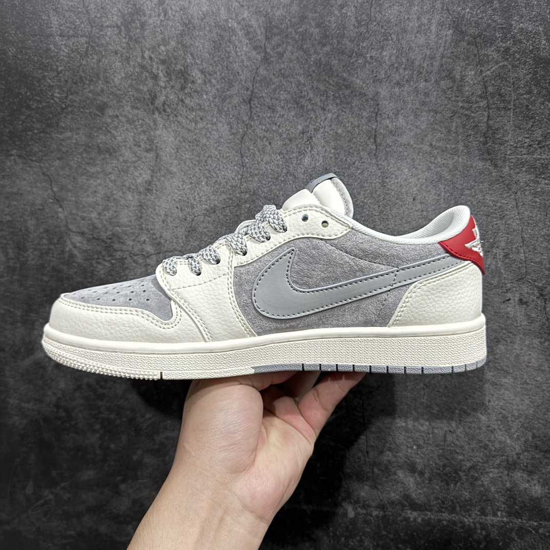 图片[2]-【定制版】Travis Scott x Fragment Design x Air Jordan 1 Low OG SP AJ1 乔1 斯图西联名-双拼红尾 低帮文化休闲板鞋 SJ2068-130rn#多方联名合作融合了Travis Scott 独特的音乐风格，藤原浩个性的设计风格以及Jordan品牌的经典元素 使其成为一双具有独特身份和价值的鞋子 清新而立体的外观加上联名标识更突出了其独特身份 这种配色方案显示出活力和时尚感 在视觉上引人注目  鞋身的质感和细腻的细节处理使其显得高端而格调十足  这款“倒钩”联名是设计与创意完美结合  融合多方的个性风格是一款备受瞩目的潮流鞋款r 尺码：36 36.5 37.5 38 38.5 39 40 40.5 41 42 42.5 43 44 44.5 45 编码：HXS320340-鞋库