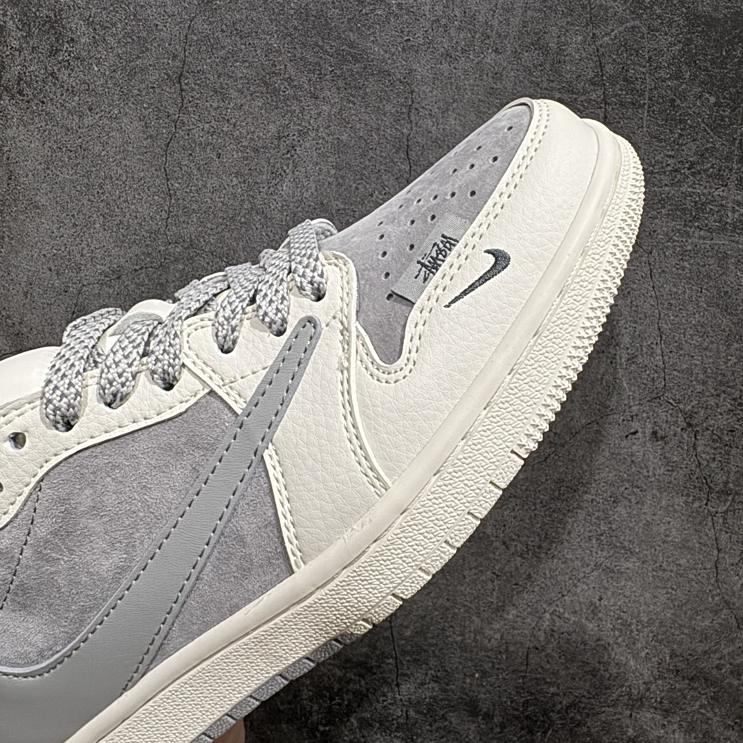 图片[6]-【定制版】Travis Scott x Fragment Design x Air Jordan 1 Low OG SP AJ1 乔1 斯图西联名-双拼红尾 低帮文化休闲板鞋 SJ2068-130rn#多方联名合作融合了Travis Scott 独特的音乐风格，藤原浩个性的设计风格以及Jordan品牌的经典元素 使其成为一双具有独特身份和价值的鞋子 清新而立体的外观加上联名标识更突出了其独特身份 这种配色方案显示出活力和时尚感 在视觉上引人注目  鞋身的质感和细腻的细节处理使其显得高端而格调十足  这款“倒钩”联名是设计与创意完美结合  融合多方的个性风格是一款备受瞩目的潮流鞋款r 尺码：36 36.5 37.5 38 38.5 39 40 40.5 41 42 42.5 43 44 44.5 45 编码：HXS320340-鞋库