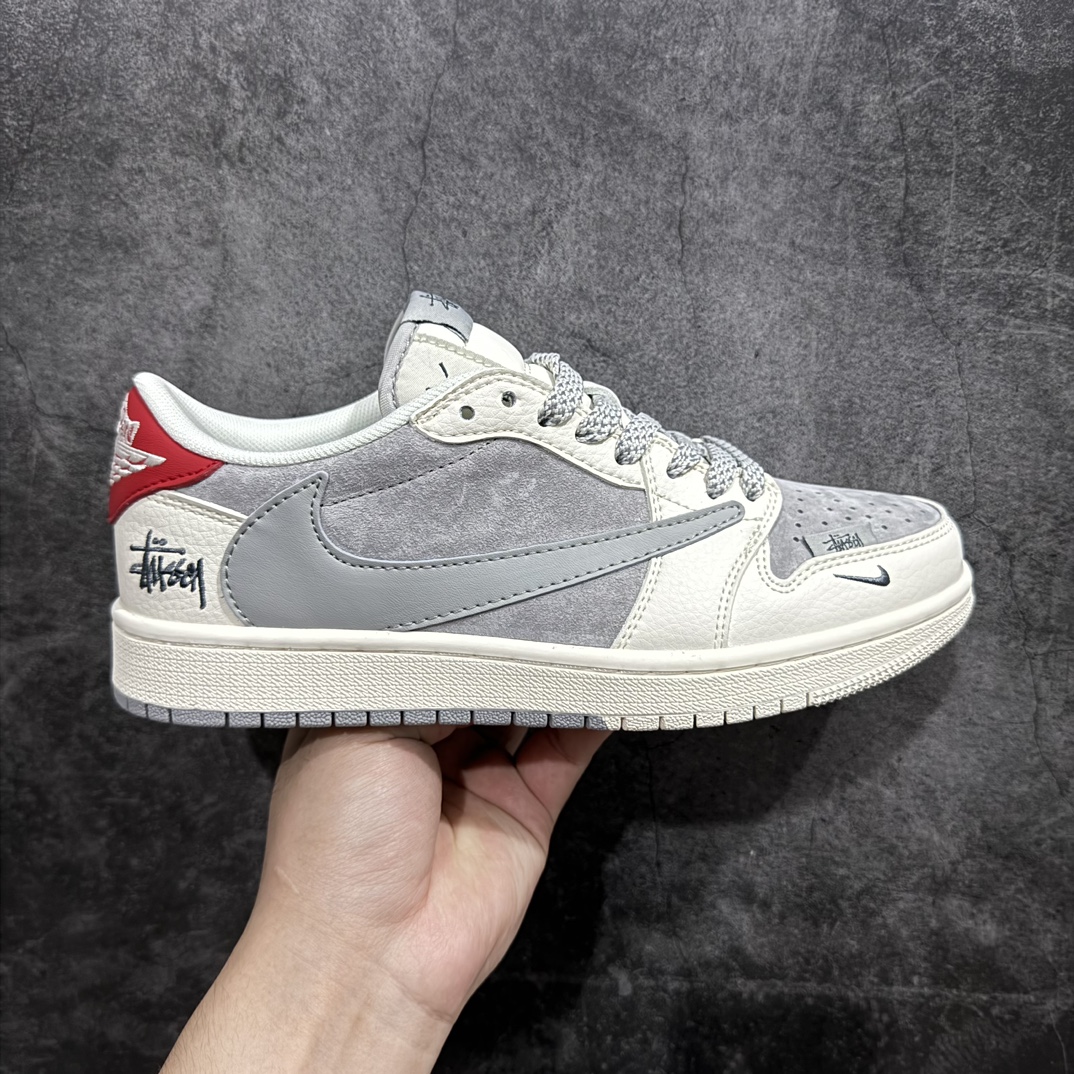 【定制版】Travis Scott x Fragment Design x Air Jordan 1 Low OG SP AJ1 乔1 斯图西联名-双拼红尾 低帮文化休闲板鞋 SJ2068-130rn#多方联名合作融合了Travis Scott 独特的音乐风格，藤原浩个性的设计风格以及Jordan品牌的经典元素 使其成为一双具有独特身份和价值的鞋子 清新而立体的外观加上联名标识更突出了其独特身份 这种配色方案显示出活力和时尚感 在视觉上引人注目  鞋身的质感和细腻的细节处理使其显得高端而格调十足  这款“倒钩”联名是设计与创意完美结合  融合多方的个性风格是一款备受瞩目的潮流鞋款r 尺码：36 36.5 37.5 38 38.5 39 40 40.5 41 42 42.5 43 44 44.5 45 编码：HXS320340-鞋库