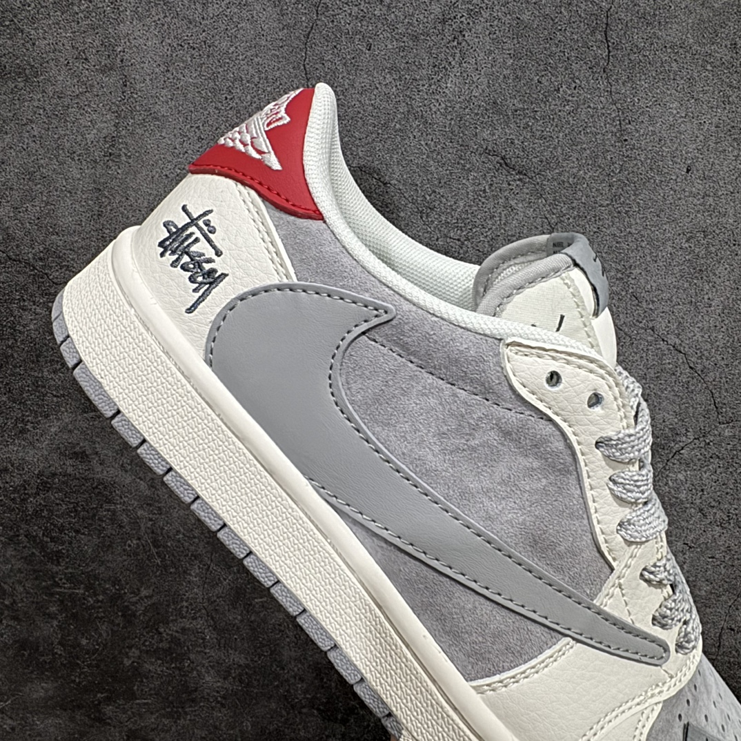 图片[7]-【定制版】Travis Scott x Fragment Design x Air Jordan 1 Low OG SP AJ1 乔1 斯图西联名-双拼红尾 低帮文化休闲板鞋 SJ2068-130rn#多方联名合作融合了Travis Scott 独特的音乐风格，藤原浩个性的设计风格以及Jordan品牌的经典元素 使其成为一双具有独特身份和价值的鞋子 清新而立体的外观加上联名标识更突出了其独特身份 这种配色方案显示出活力和时尚感 在视觉上引人注目  鞋身的质感和细腻的细节处理使其显得高端而格调十足  这款“倒钩”联名是设计与创意完美结合  融合多方的个性风格是一款备受瞩目的潮流鞋款r 尺码：36 36.5 37.5 38 38.5 39 40 40.5 41 42 42.5 43 44 44.5 45 编码：HXS320340-鞋库