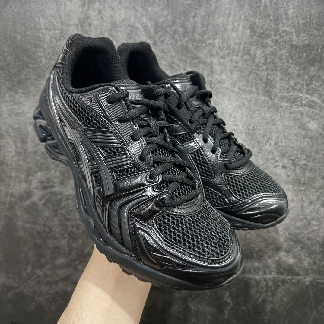 【总裁版】 ASICS GEL-KAYANO 14 亚瑟士系列轻量缓震休闲运动跑步鞋nn市场天花板品质鞋型细节秒杀市场流通版本n知名大厂出品 原版开发 细节完美把控n独家私模五层组合大底原厂定制缓震硅胶加持 原盒原配 官方四联吊牌n一比一同步原鞋工艺和用料n后跟一样采用了GEL缓震胶整体系列设计非常的科技感！n锻炼跑步的同时让你一样时尚百搭！n设计师 Hidenori Yamashita 以「Flash」一词为灵感，创造出未来感金属色鞋面，改造升级内在性能，由内而外全面革新，为 GEL-KAYANO 家族传承及经典跑鞋文化的延续，创下里程碑式作品。ASICS GEL – KAYANO 14 跑鞋重新诠释了复古的跑步形状，并以其 2000 年代后期的美学理念重新铺装，银色与蓝色的鞋面极为高档.网面铺陈与鞋面、鞋头多处细节位增添了透气性。ASICS GEL – KAYANO 14的鞋后跟部中底上以及多密度耐磨鞋底增加了 GEL 缓震胶，提供高抗冲击性、缓冲性、可保护脚部免受地面冲击的影响，穿着舒适性十足「入手同款」 尺码：36 37 37.5 38 39 39.5 40.5 41.5 42 42.5 43.5 44 45 46 编码：NM310330-莆田鞋批发中心