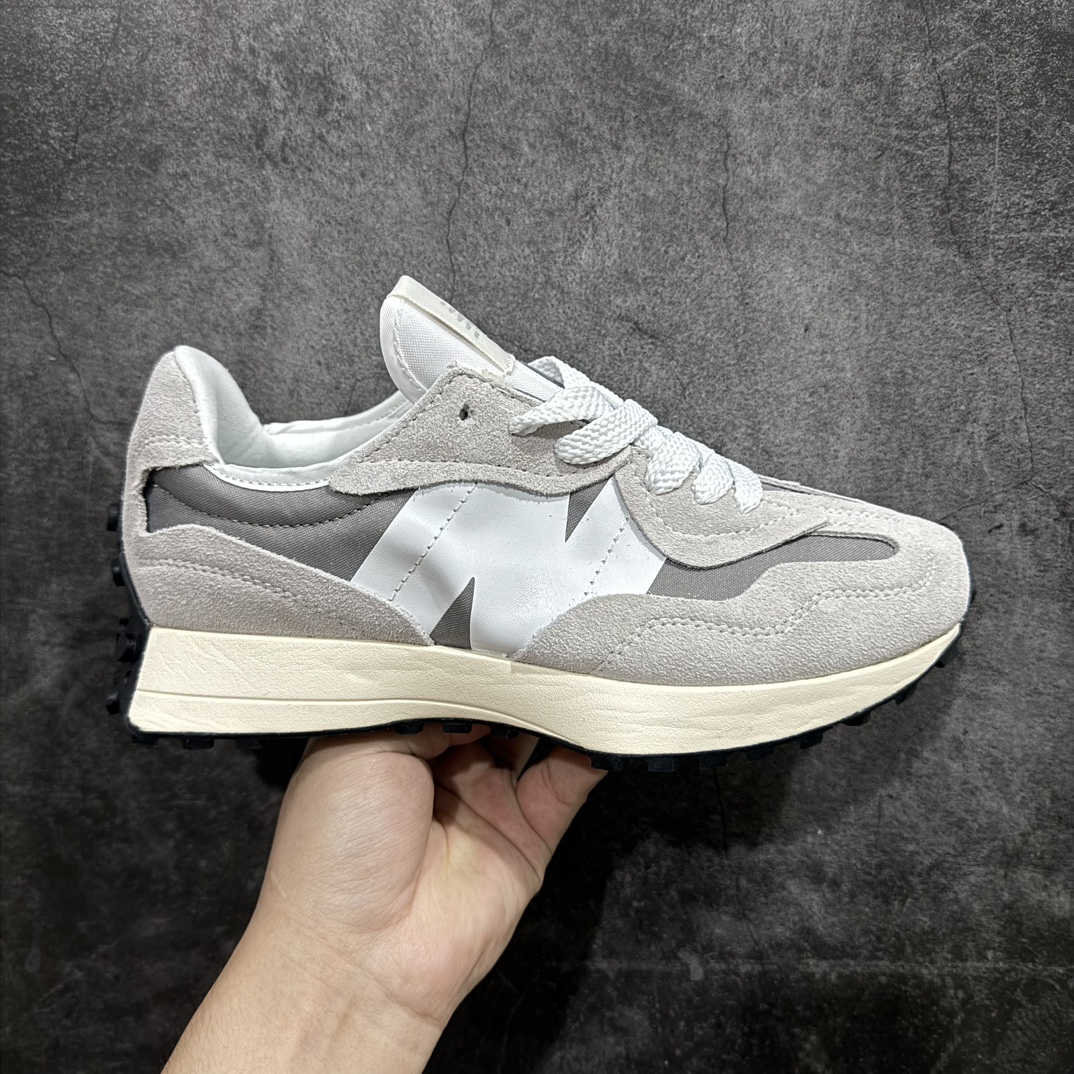 【小PF版】New Balance NB327系列复古休闲运动慢跑鞋U327WEDnn市场最正确鞋面材料 原鞋开发鞋尾弧度 材料全部根据原鞋打造n独家私模重新开发 15套尺码模具n非市面普通一体成型的公底n以更纯粹的复古风格设计打造的全新造型。侧身还以解构设计，将 N 字标志以做旧压花样式呈现，样式别具新意。而麂皮、冲孔皮革的塑造，则呈现出高级怀旧气质，也让鞋款在奢华时装风格与运动氛围之间达到了平衡  尺码：36 37 37.5 38 38.5 39.5 40 40.5 41.5 42 42.5 43 44 45 编码：MZGS220240-鞋库