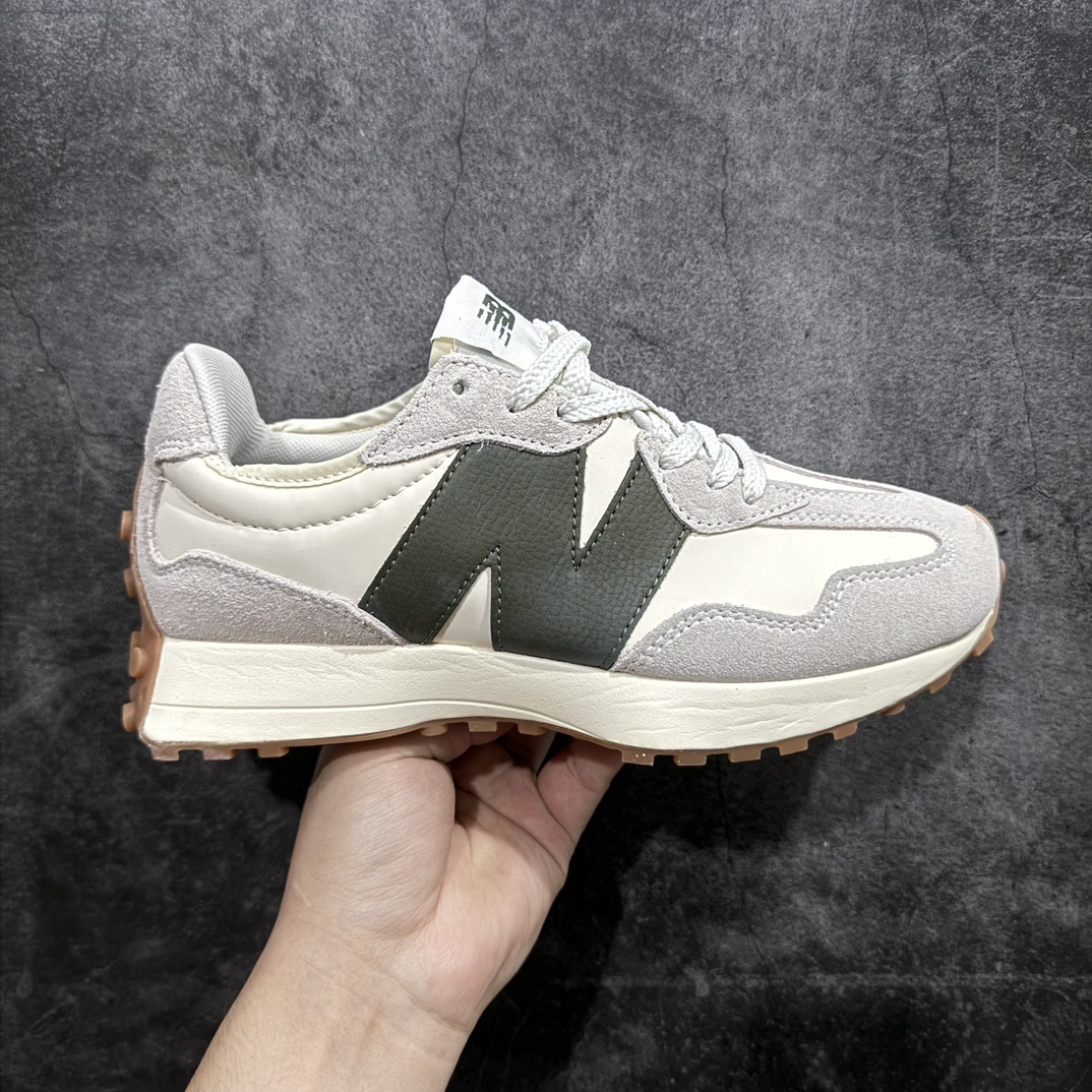 【小PF版】New Balance NB327系列复古休闲运动慢跑鞋MS327ASNnn市场最正确鞋面材料 原鞋开发鞋尾弧度 材料全部根据原鞋打造n独家私模重新开发 15套尺码模具n非市面普通一体成型的公底n以更纯粹的复古风格设计打造的全新造型。侧身还以解构设计，将 N 字标志以做旧压花样式呈现，样式别具新意。而麂皮、冲孔皮革的塑造，则呈现出高级怀旧气质，也让鞋款在奢华时装风格与运动氛围之间达到了平衡  尺码：36 37 37.5 38 38.5 39.5 40 40.5 41.5 42 42.5 43 44 45 编码：MZGS220240-鞋库