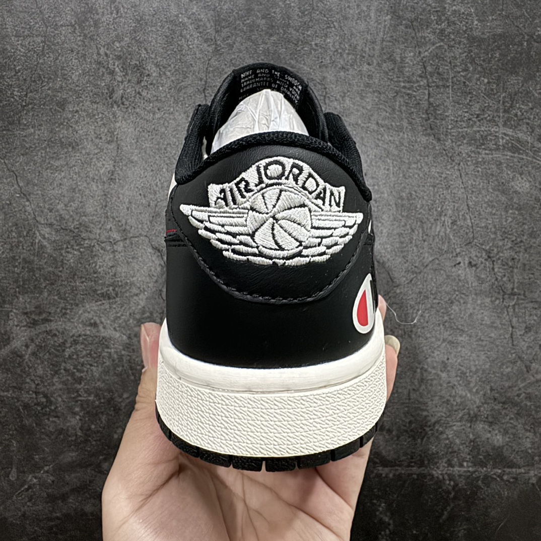 图片[4]-【定制版】Fragment x Travis Scott x 冠军nAir Jordan 1 Low 三方联名倒钩性价比原盒出货 全新的三方联名低帮倒钩鞋面延续了黑脚趾设计，整双鞋以全荔枝皮打造，腰身搭配白色「倒勾」，再点缀上Travis Scott 标志性的Logo，后跟处以藤原浩最拿手的蓝色为主色调，完善极具Fragment Design的白蓝黑设计风格，左右脚分别以Travis Scott鬼脸和乔丹飞翼加以修饰，彰显出三方联名的奢华格调。 官方货号：QY1188 121 Size：36 36.5 37.5 38 38.5 39 40 40.5 41 42 42.5 43 44 44.5 45   编码：CC280300-鞋库