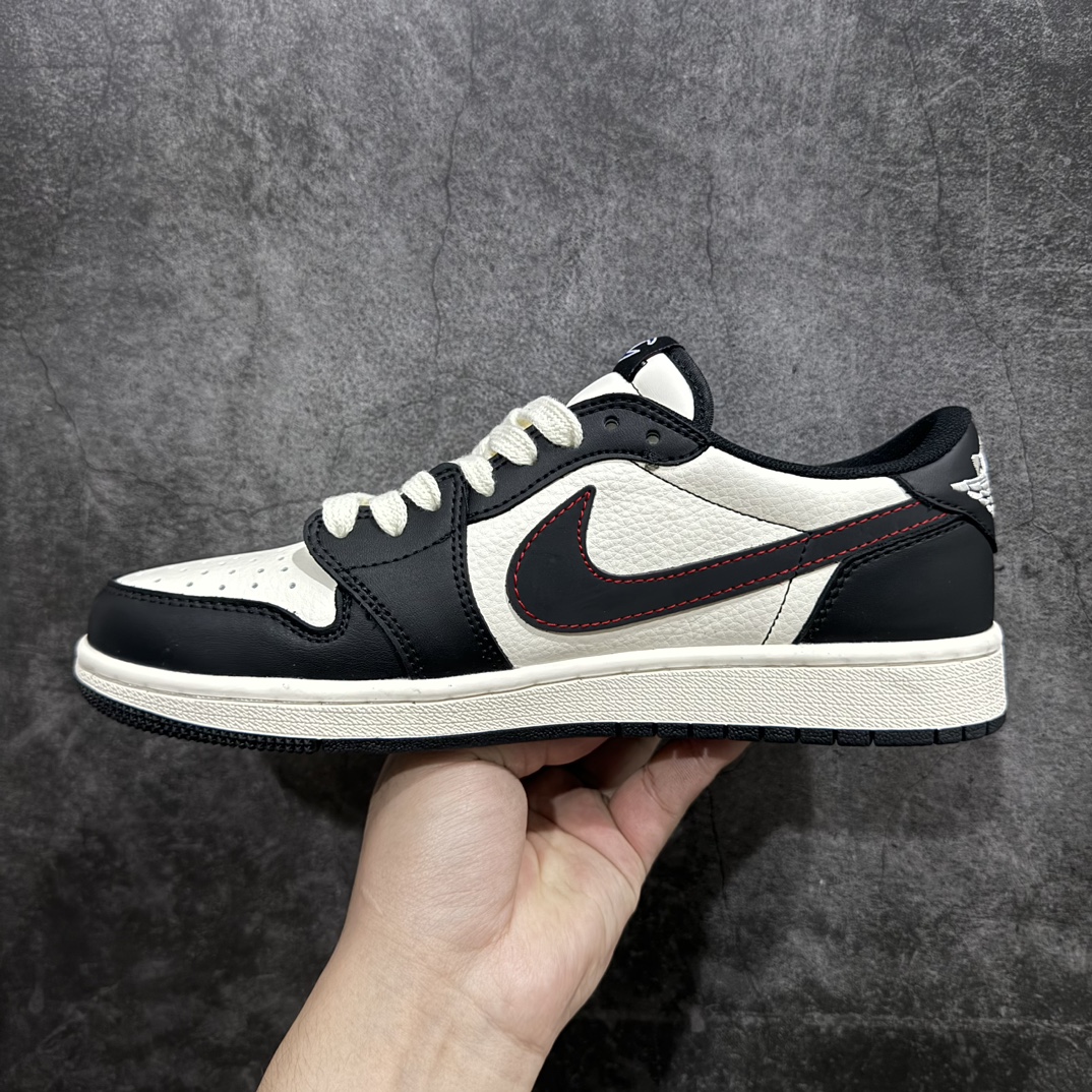 图片[2]-【定制版】Fragment x Travis Scott x 冠军nAir Jordan 1 Low 三方联名倒钩性价比原盒出货 全新的三方联名低帮倒钩鞋面延续了黑脚趾设计，整双鞋以全荔枝皮打造，腰身搭配白色「倒勾」，再点缀上Travis Scott 标志性的Logo，后跟处以藤原浩最拿手的蓝色为主色调，完善极具Fragment Design的白蓝黑设计风格，左右脚分别以Travis Scott鬼脸和乔丹飞翼加以修饰，彰显出三方联名的奢华格调。 官方货号：QY1188 121 Size：36 36.5 37.5 38 38.5 39 40 40.5 41 42 42.5 43 44 44.5 45   编码：CC280300-鞋库