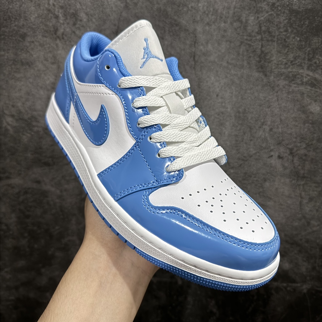 图片[3]-【DT纯原】Air Jordan AJ1 Low 低帮 北卡蓝漆皮 FZ2138-114 终端优势供应 市面中低帮最具代表性版本没有之一 口碑大厂出品 品控大底版型不断改良更新 全套原纸板楦头开发 确保原汁原味 完美呈现版型 完美零毛边处理 原厂内置全掌气垫 价格定位良心 平台专用代工流水线出品 一眼公司既视感 拿到手的一瞬间就与众不同 碾压市面所有版本 全部原鞋开发 每一个配色都会采购原鞋确认细节 打破市面看图做货无好货之说  尺码：35.5 36 36.5 37.5 38 38.5 39 40 40.5 41 42 42.5 43 44 44.5 45 46 编码：DL265280-鞋库