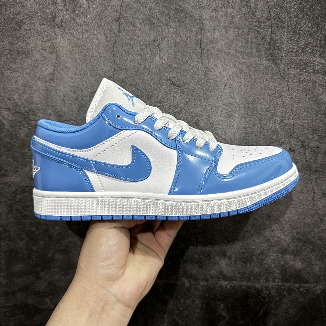 【DT纯原】Air Jordan AJ1 Low 低帮 北卡蓝漆皮 FZ2138-114 终端优势供应 市面中低帮最具代表性版本没有之一 口碑大厂出品 品控大底版型不断改良更新 全套原纸板楦头开发 确保原汁原味 完美呈现版型 完美零毛边处理 原厂内置全掌气垫 价格定位良心 平台专用代工流水线出品 一眼公司既视感 拿到手的一瞬间就与众不同 碾压市面所有版本 全部原鞋开发 每一个配色都会采购原鞋确认细节 打破市面看图做货无好货之说  尺码：35.5 36 36.5 37.5 38 38.5 39 40 40.5 41 42 42.5 43 44 44.5 45 46 编码：DL265280-鞋库