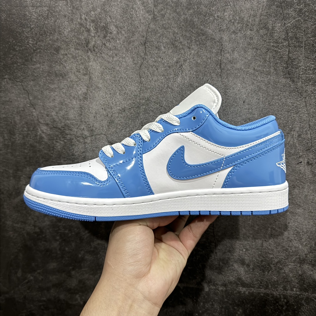 图片[2]-【DT纯原】Air Jordan AJ1 Low 低帮 北卡蓝漆皮 FZ2138-114 终端优势供应 市面中低帮最具代表性版本没有之一 口碑大厂出品 品控大底版型不断改良更新 全套原纸板楦头开发 确保原汁原味 完美呈现版型 完美零毛边处理 原厂内置全掌气垫 价格定位良心 平台专用代工流水线出品 一眼公司既视感 拿到手的一瞬间就与众不同 碾压市面所有版本 全部原鞋开发 每一个配色都会采购原鞋确认细节 打破市面看图做货无好货之说  尺码：35.5 36 36.5 37.5 38 38.5 39 40 40.5 41 42 42.5 43 44 44.5 45 46 编码：DL265280-鞋库