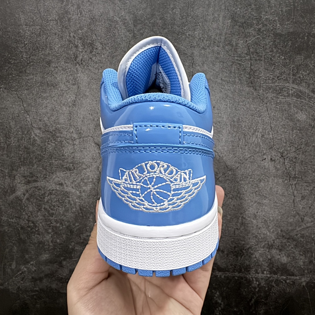 图片[4]-【DT纯原】Air Jordan AJ1 Low 低帮 北卡蓝漆皮 FZ2138-114 终端优势供应 市面中低帮最具代表性版本没有之一 口碑大厂出品 品控大底版型不断改良更新 全套原纸板楦头开发 确保原汁原味 完美呈现版型 完美零毛边处理 原厂内置全掌气垫 价格定位良心 平台专用代工流水线出品 一眼公司既视感 拿到手的一瞬间就与众不同 碾压市面所有版本 全部原鞋开发 每一个配色都会采购原鞋确认细节 打破市面看图做货无好货之说  尺码：35.5 36 36.5 37.5 38 38.5 39 40 40.5 41 42 42.5 43 44 44.5 45 46 编码：DL265280-鞋库