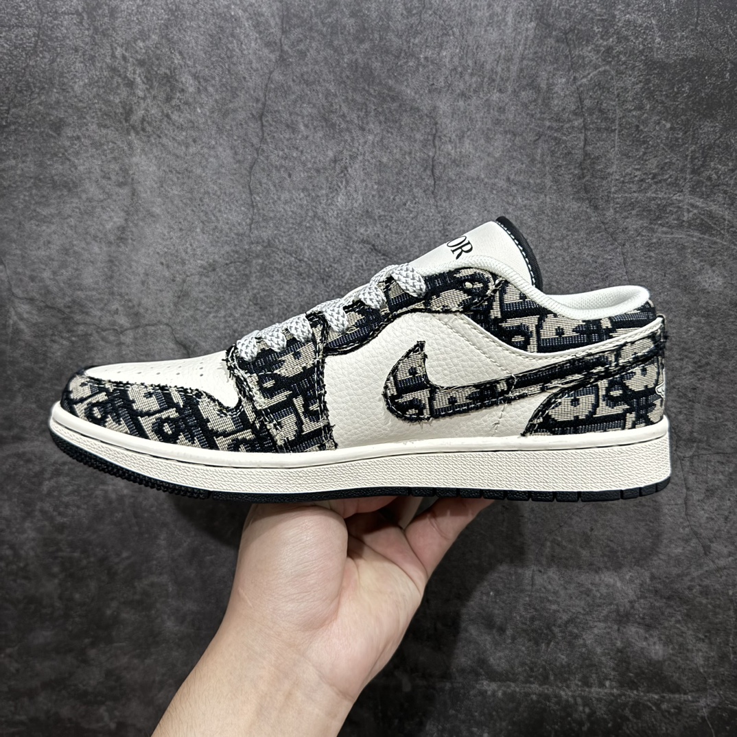 图片[2]-【定制版】Air Jordan 1 Low AJ1 乔1 迪奥联名-白黑红标 高端定制 低帮复古篮球鞋rn#定制鞋盒 大厂纯原品质出货 超高清洁度 皮料切割干净无任何毛边 细节完美货号：SJ9950-036r 尺码：36 36.5 37.5 38 38.5 39 40 40.5 41 42 42.5 43 44 44.5 45  编码：HXS320340-鞋库