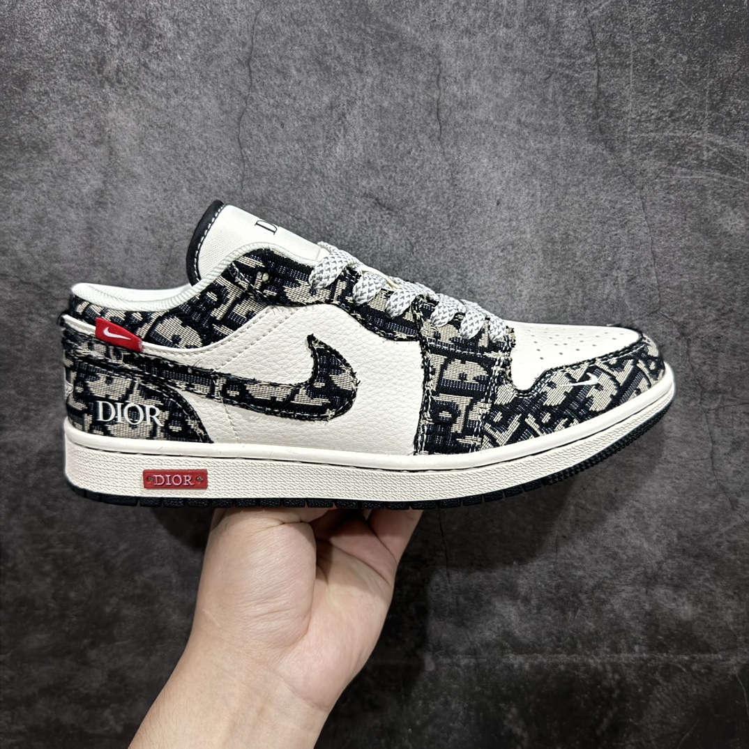 【定制版】Air Jordan 1 Low AJ1 乔1 迪奥联名-白黑红标 高端定制 低帮复古篮球鞋rn#定制鞋盒 大厂纯原品质出货 超高清洁度 皮料切割干净无任何毛边 细节完美货号：SJ9950-036r 尺码：36 36.5 37.5 38 38.5 39 40 40.5 41 42 42.5 43 44 44.5 45  编码：HXS320340-鞋库