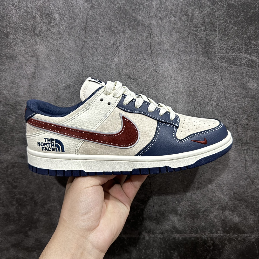 【定制版】Nike SB Dunk Low x The North Face 米蓝红小钩n纯原大厂出品 极力推荐n原装头层材料 独家版型蒸餾加工n帶來的是更好的视觉和脚感体验n大厂纯原品质出货 清洁度 电绣工艺皮料切割干净无任何毛边 细节完美 官方货号：DJ2024 036 尺码：36 36.5 37.5 38 38.5 39 40 40.5 41 42 42.5 43 44 44.5 45  编码：HXS340360-鞋库