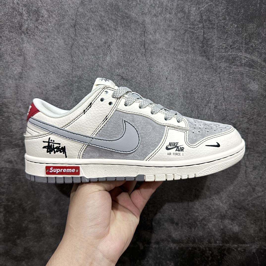 【定制版】Nk SB Dunk Low 斯图西联名-灰白浅灰勾 周年高端定制 低帮休闲板鞋rn#定制鞋盒 大厂纯原品质出货 超高清洁度 皮料切割干净无任何毛边 细节完美r 货号：SJ2068-302 尺码：36 36.5 37.5 38 38.5 39 40 40.5 41 42 42.5 43 44 44.5 45  编码：HXS320340-鞋库