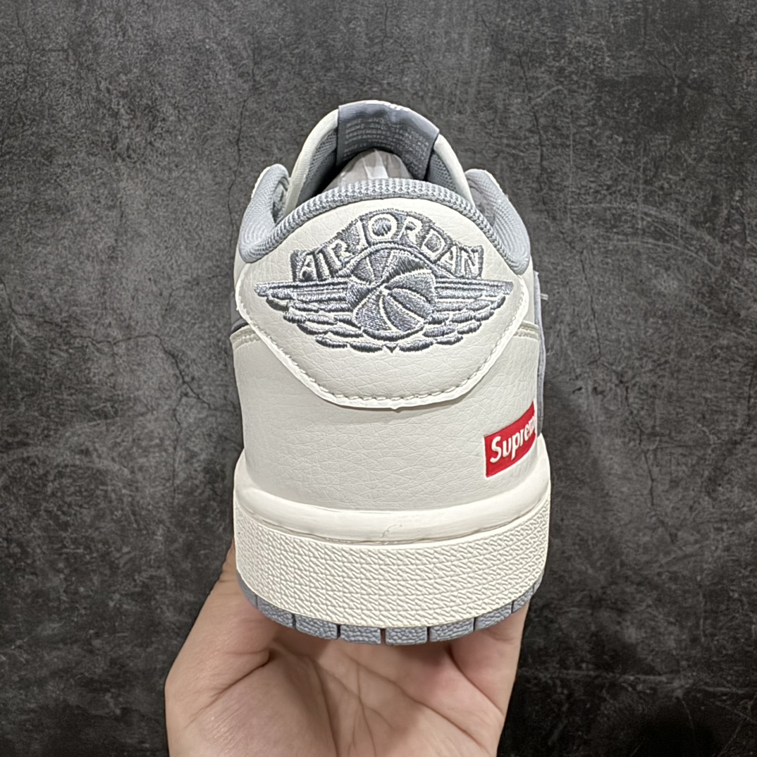 图片[4]-【定制版】Travis Scott x Nike Air Jordan 1 Low x SupremenAir Jordan 1 Low 反转米白灰小钩倒钩 纯原版本n全鞋采用原装头层皮，用料扎实 精雕细琢n鞋型极致还原 飞翼3D打印改良 深度立体四线中底拉帮皮料选材 钢印 背胶一应俱全 全新批次 原装原模大底全鞋原厂定制皮料，手感细腻正确折边工艺 完美细节诠释 官方货号：XZ1168 003 Size：36 36.5 37.5 38 38.5 39 40 40.5 41 42 42.5 43 44 44.5 45 编码：HXS320340-鞋库