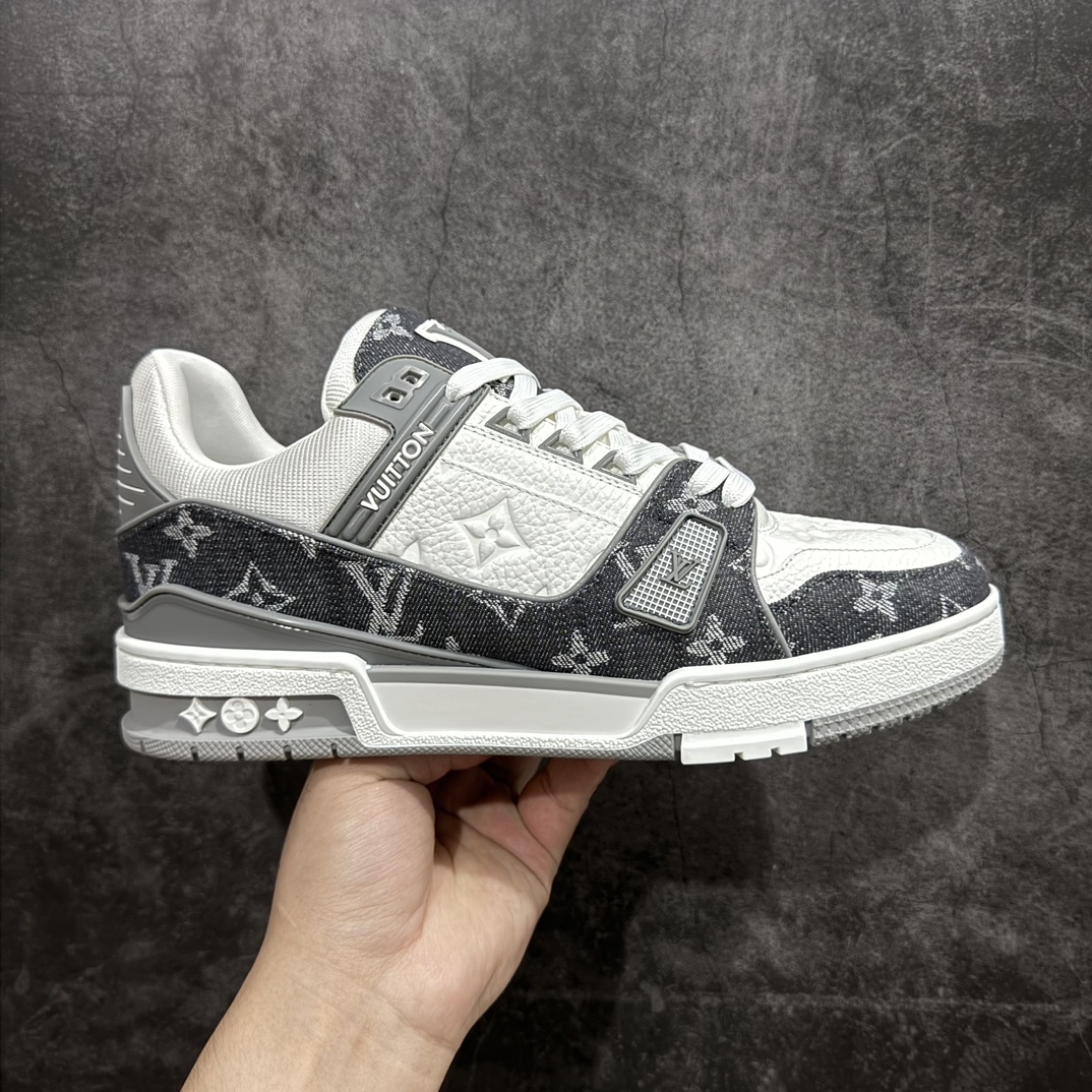 【佛山顶级超A版】Louis Vuitton LV Trainer系列本地仓库现货 当天可取n灰白牛仔 私人订单 专柜混卖零售专供n所有配色均为购买原版复刻n整体版型 皮料 市场独一无二后跟版型都可以自行对比[机智]吊打市场所有货n怒甩十条街，欢迎拿市场各大工厂的货来对比！n鞋舌烫金超正 压印程度秒杀市面90%以上的高端货n新配色陆续开发出货  尺码：39-45   编码：T1520550-鞋库