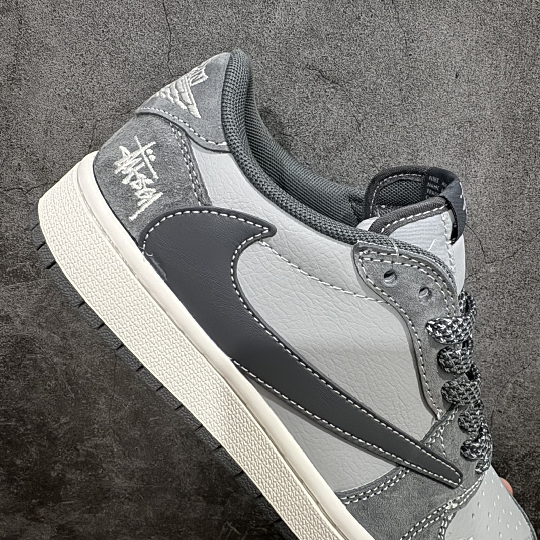 图片[7]-【定制版】Travis Scott x Fragment Design x Air Jordan 1 Low OG SP AJ1 乔1 斯图西联名-陨石灰 低帮文化休闲板鞋 SJ2068-120rn#多方联名合作融合了Travis Scott 独特的音乐风格，藤原浩个性的设计风格以及Jordan品牌的经典元素 使其成为一双具有独特身份和价值的鞋子 清新而立体的外观加上联名标识更突出了其独特身份 这种配色方案显示出活力和时尚感 在视觉上引人注目  鞋身的质感和细腻的细节处理使其显得高端而格调十足  这款“倒钩”联名是设计与创意完美结合  融合多方的个性风格是一款备受瞩目的潮流鞋款r 尺码：36 36.5 37.5 38 38.5 39 40 40.5 41 42 42.5 43 44 44.5 45 5 编码：HXS320340-鞋库